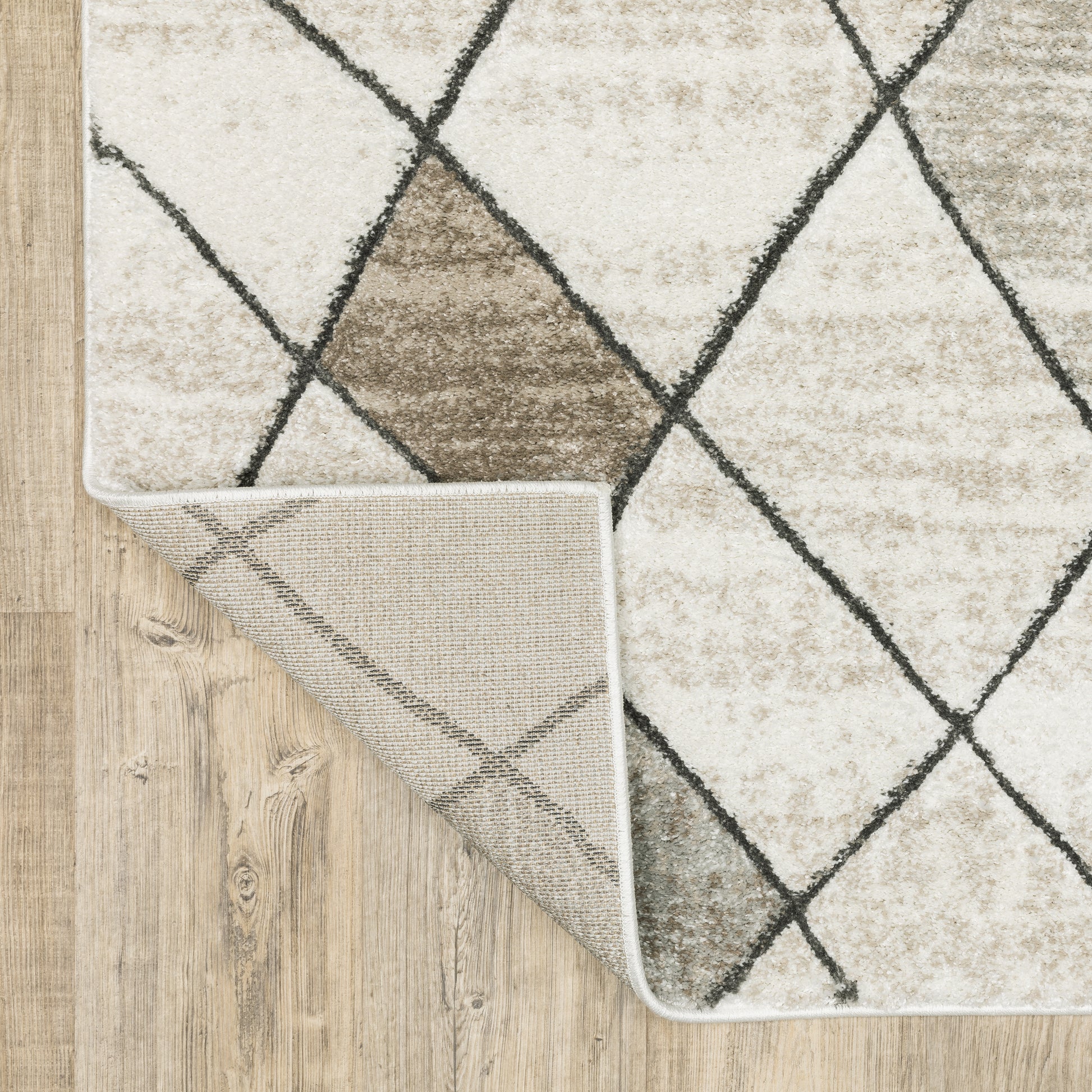 Cambria Lattice Beige/ Grey Distressed Cut Pile Rug