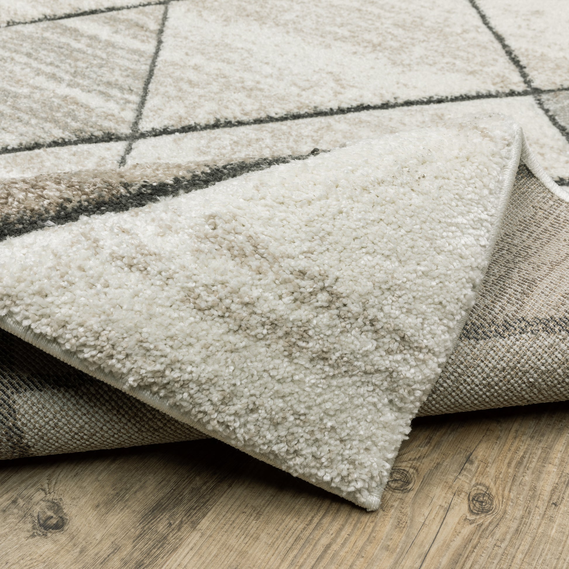 Cambria Lattice Beige/ Grey Distressed Cut Pile Rug