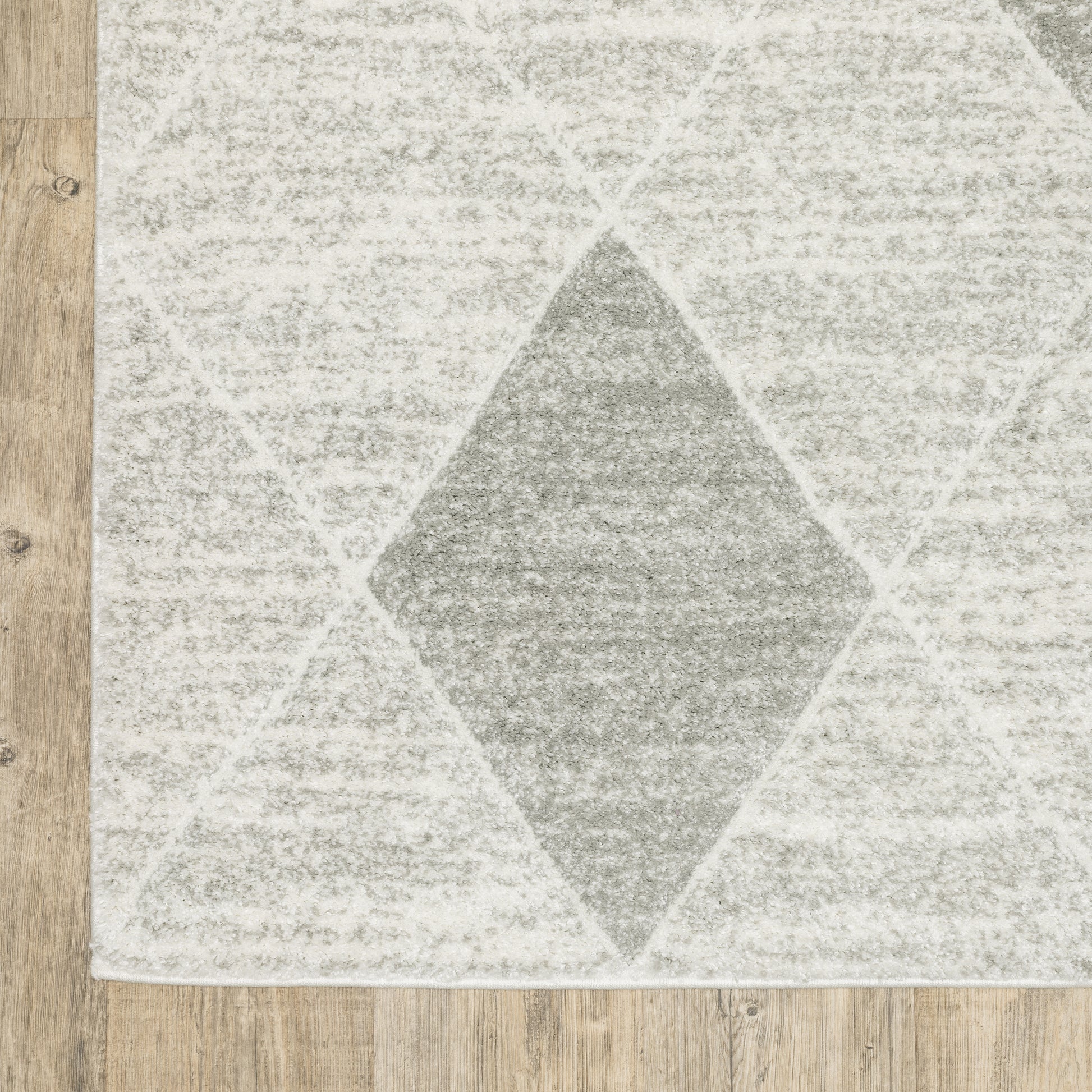 Cambria Lattice Grey/ Ivory Geometric Cut Pile Rug