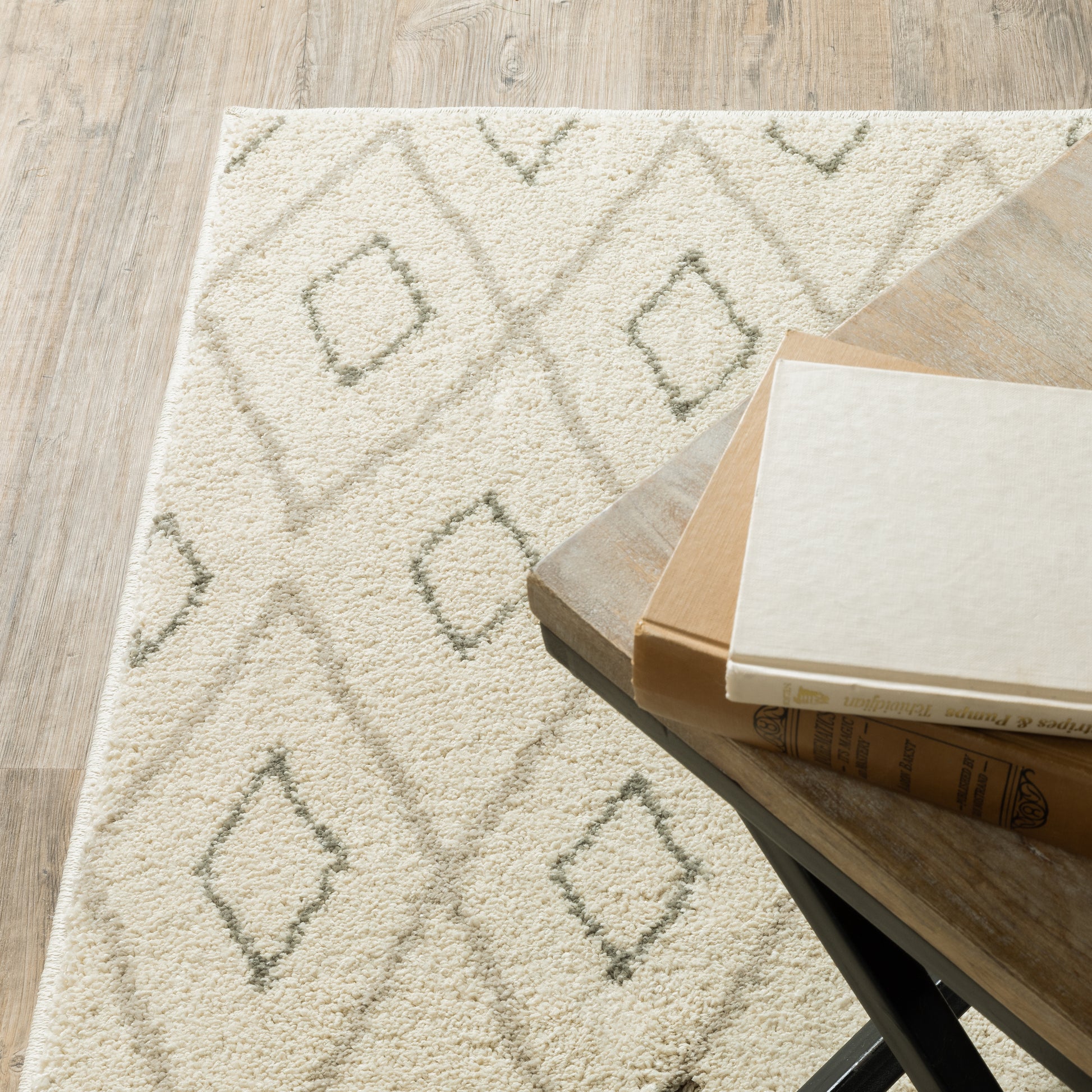 Carson Lattice Ivory/ Sand Tribal Cut Pile Rug