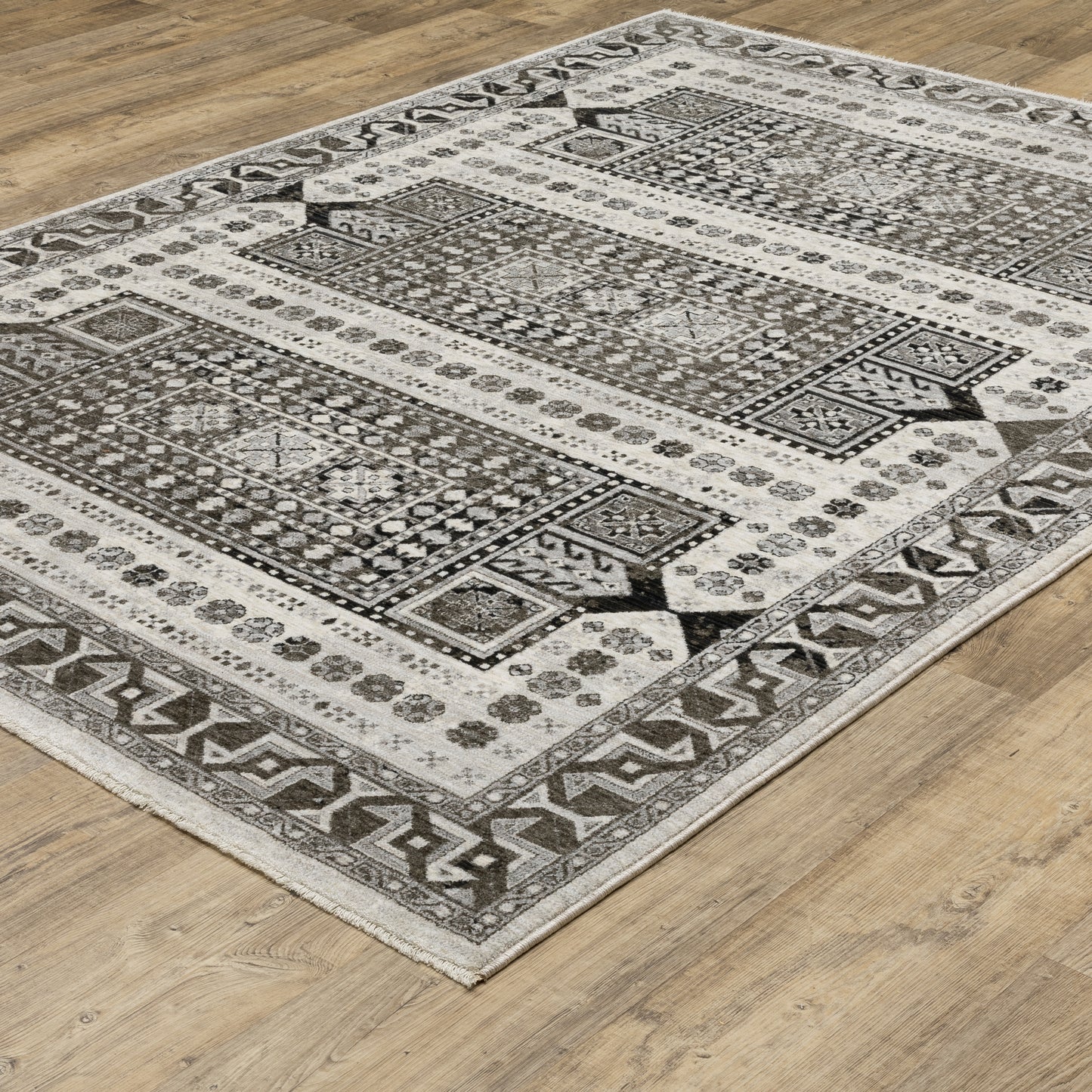 Chamberlain Medallion Ivory/ Charcoal Geometric Cut Pile Rug