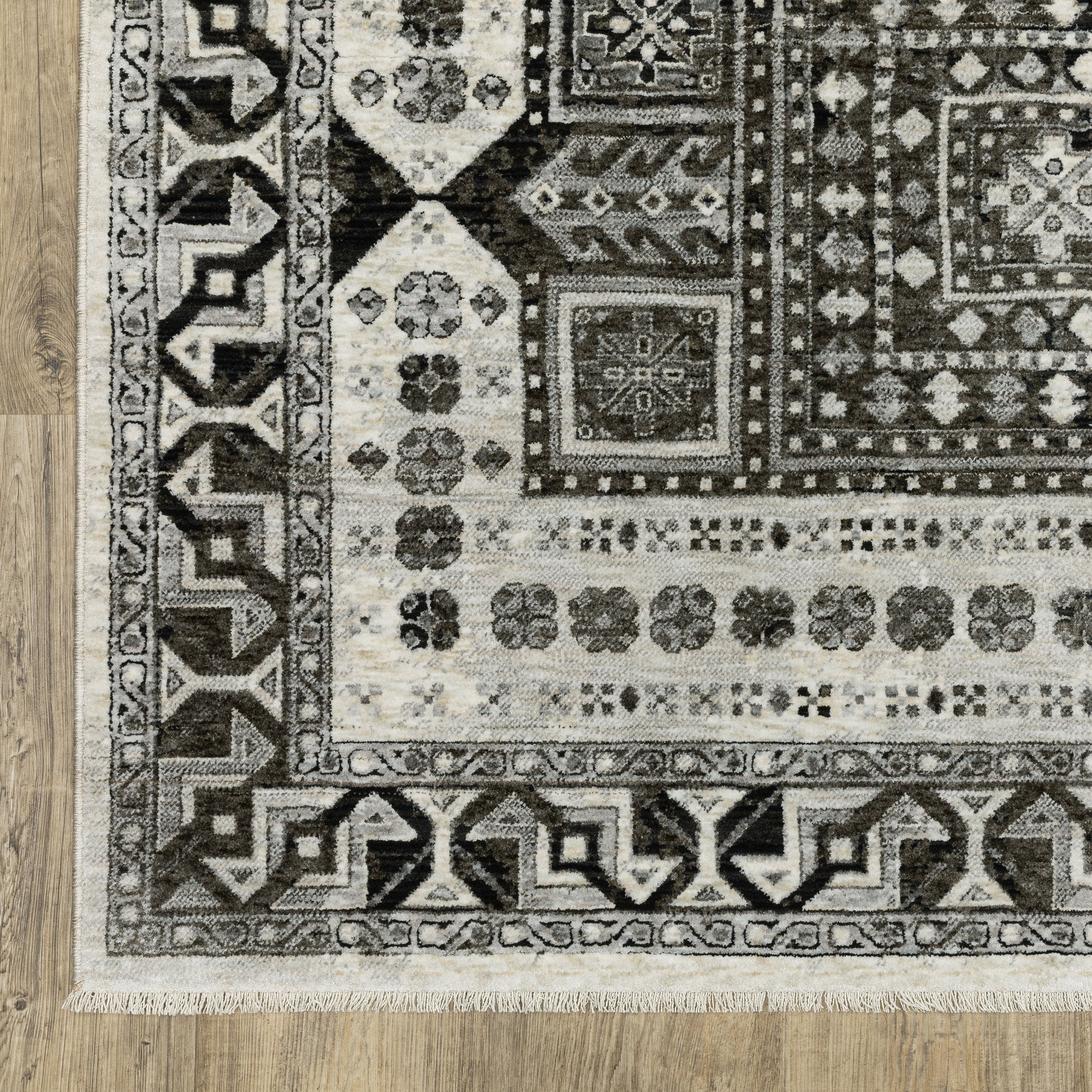 Chamberlain Medallion Ivory/ Charcoal Geometric Cut Pile Rug