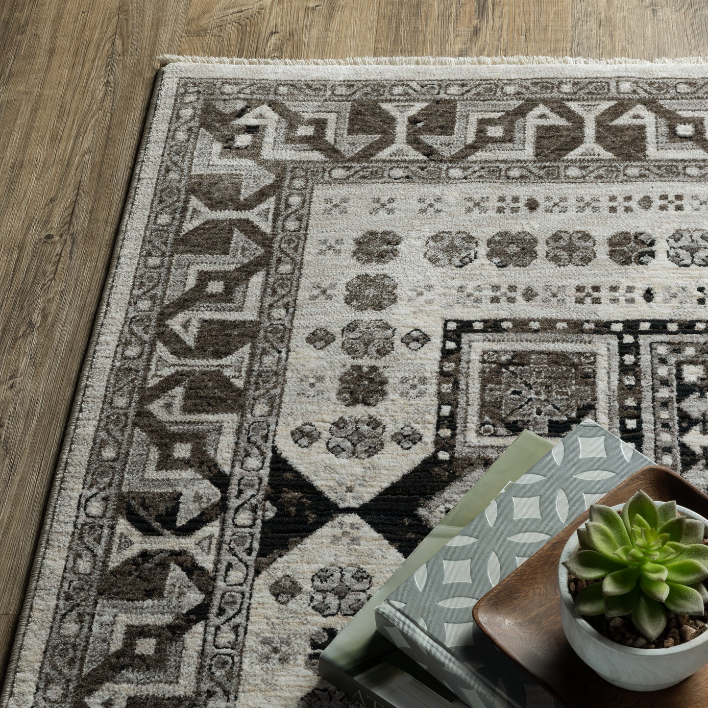 Chamberlain Medallion Ivory/ Charcoal Geometric Cut Pile Rug