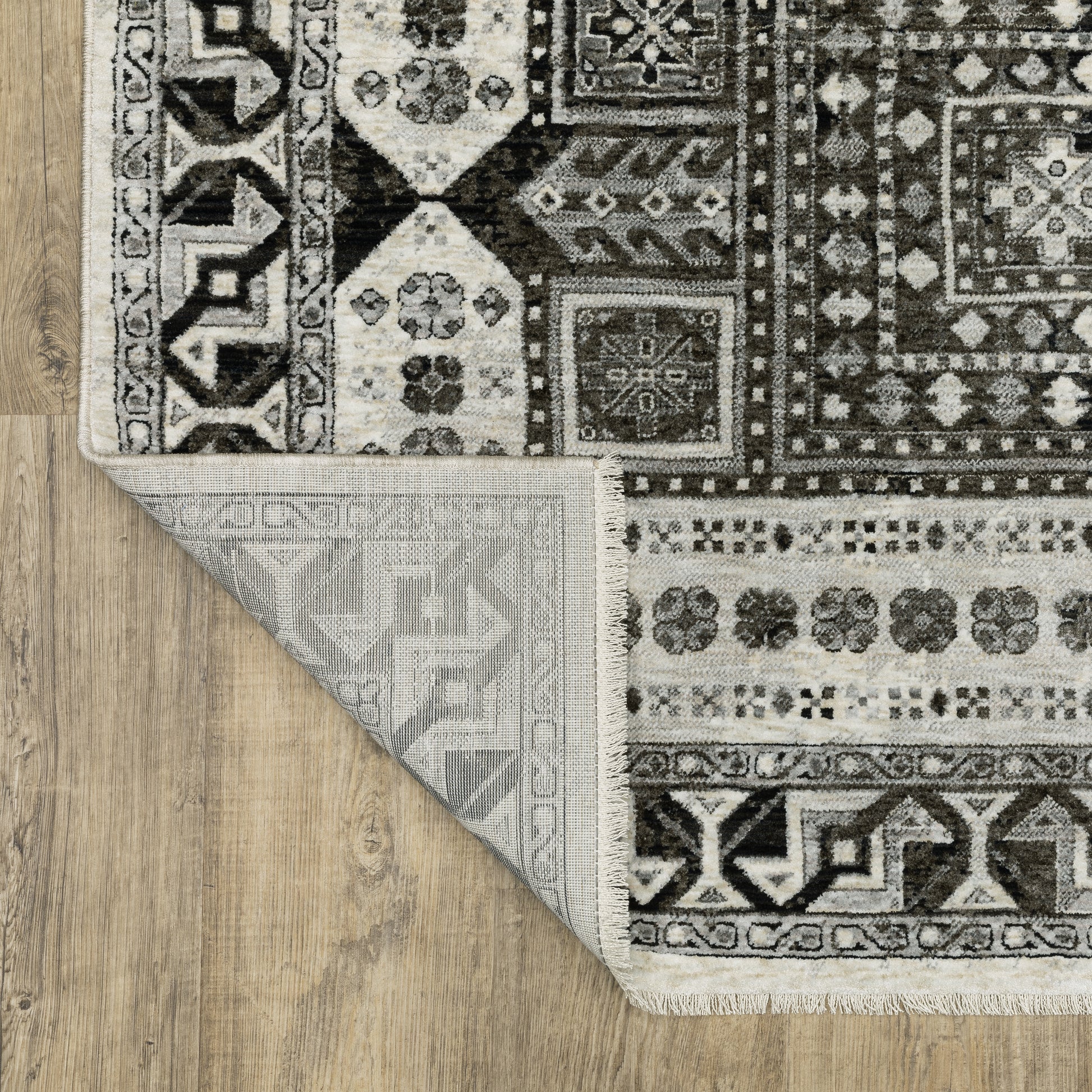 Chamberlain Medallion Ivory/ Charcoal Geometric Cut Pile Rug