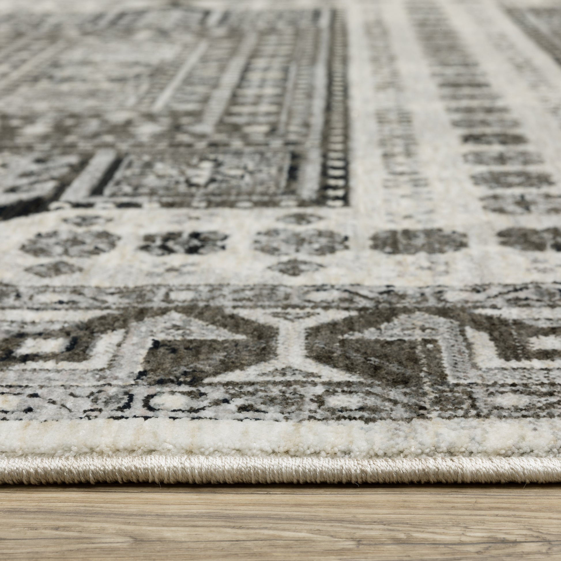 Chamberlain Medallion Ivory/ Charcoal Geometric Cut Pile Rug