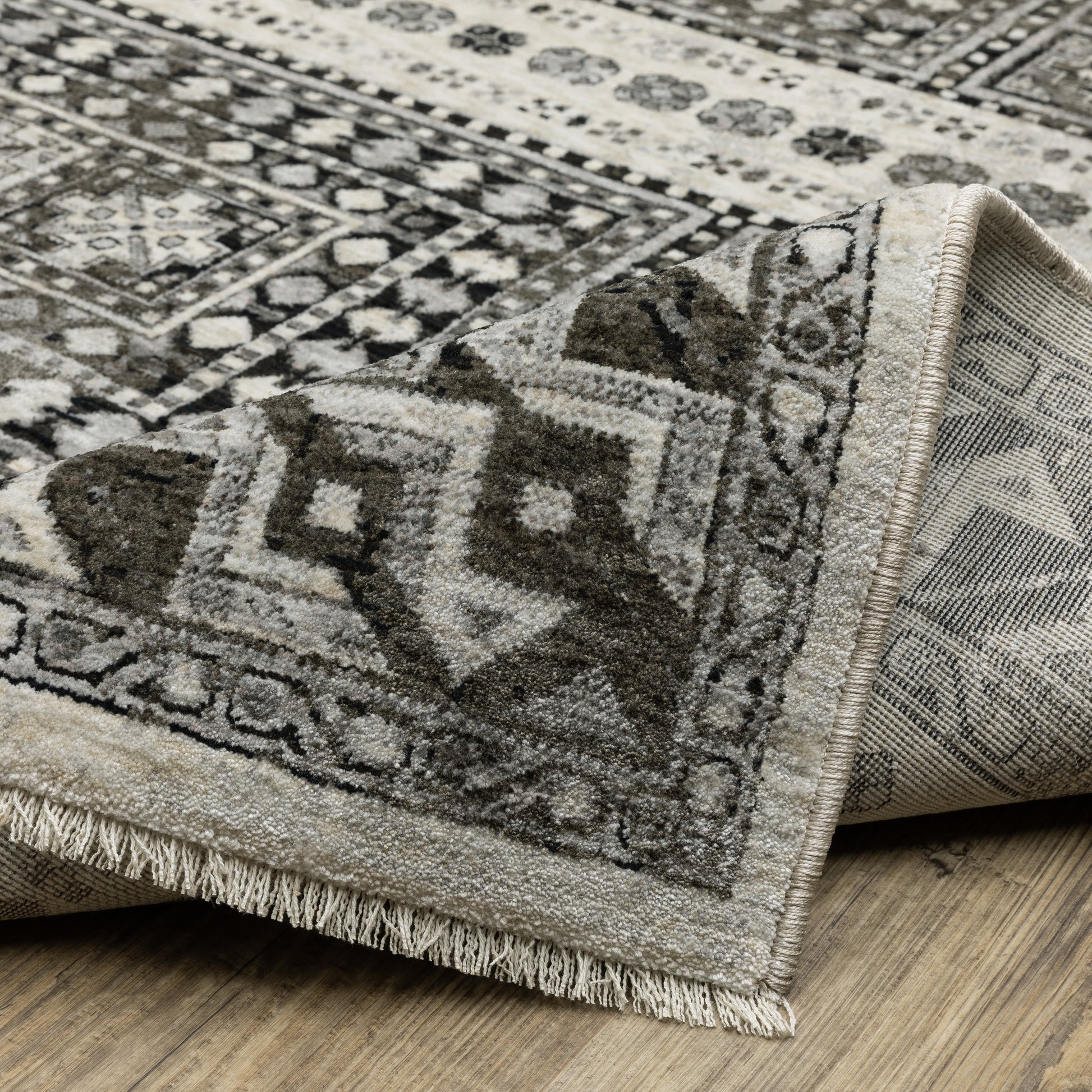 Chamberlain Medallion Ivory/ Charcoal Geometric Cut Pile Rug