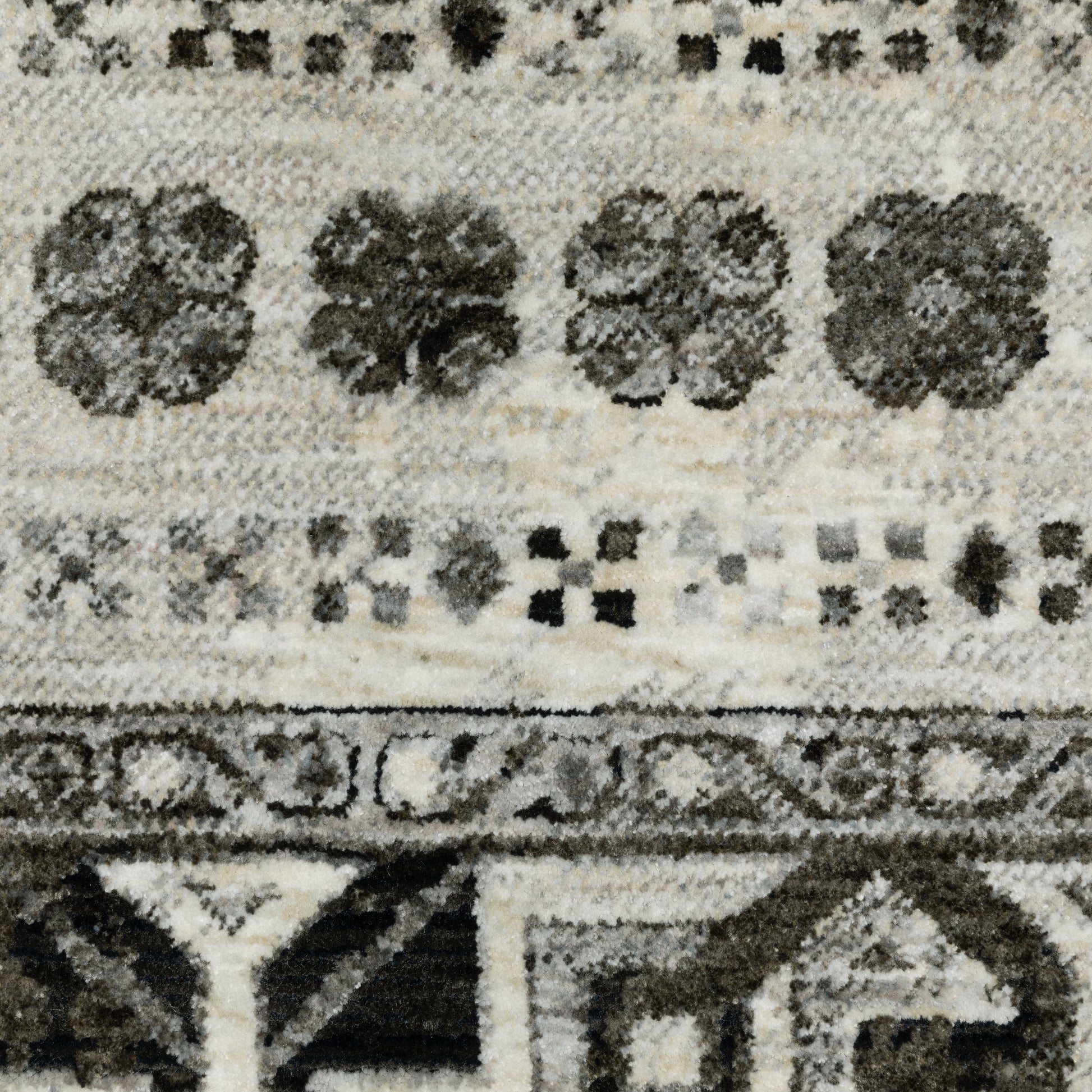 Chamberlain Medallion Ivory/ Charcoal Geometric Cut Pile Rug