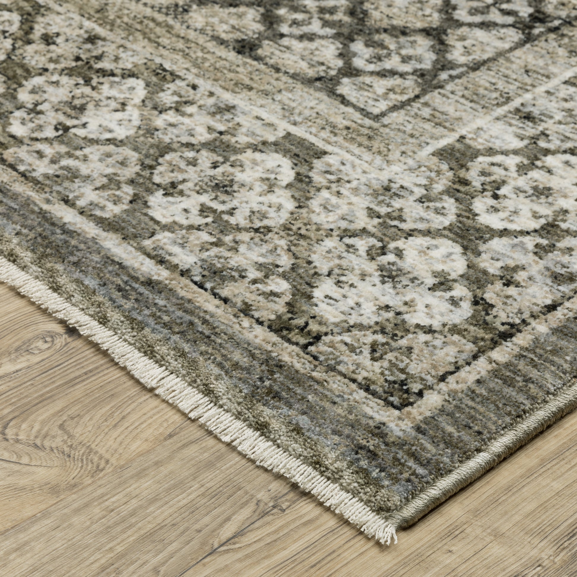 Chamberlain Medallion Grey/ Beige Distressed Cut Pile Rug