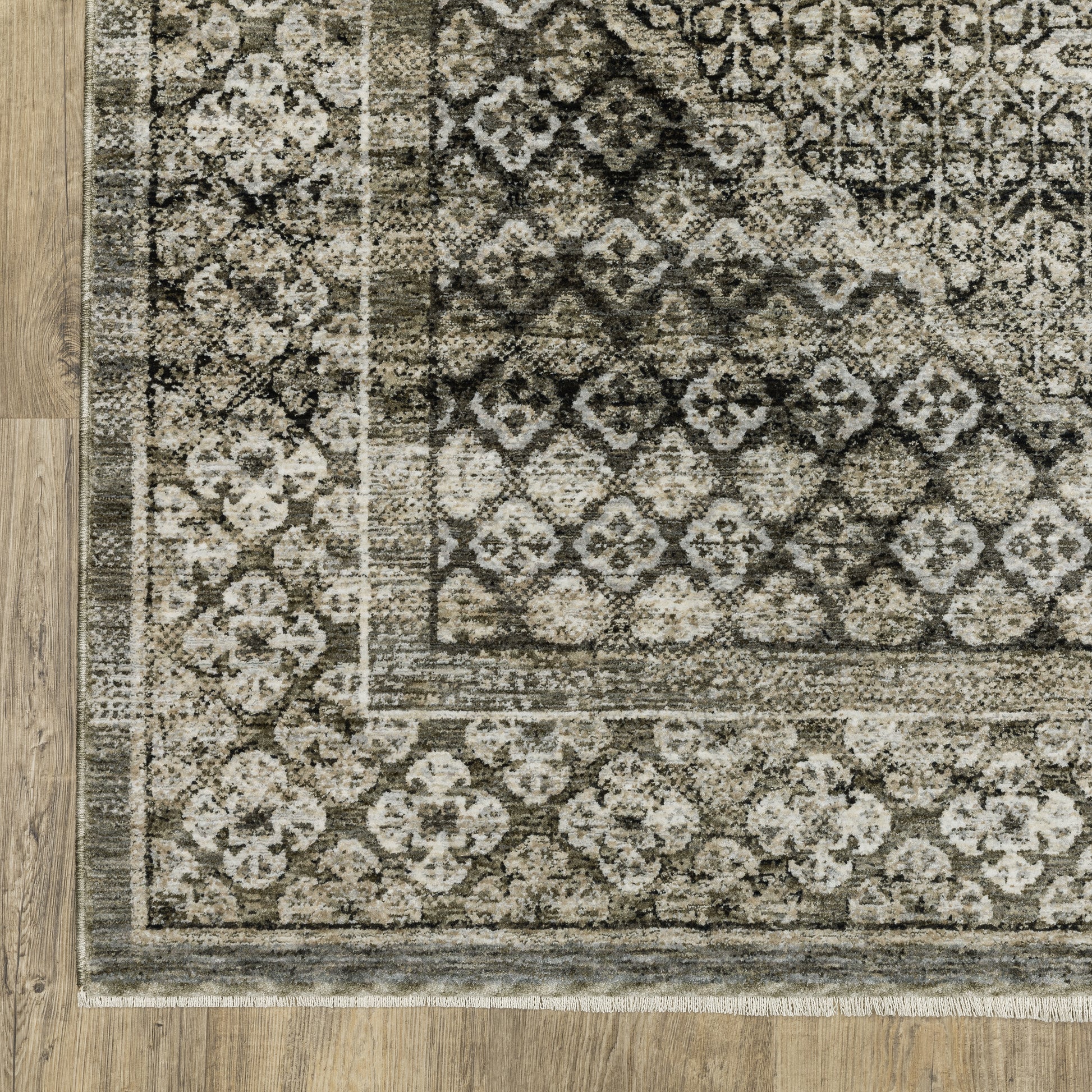 Chamberlain Medallion Grey/ Beige Distressed Cut Pile Rug