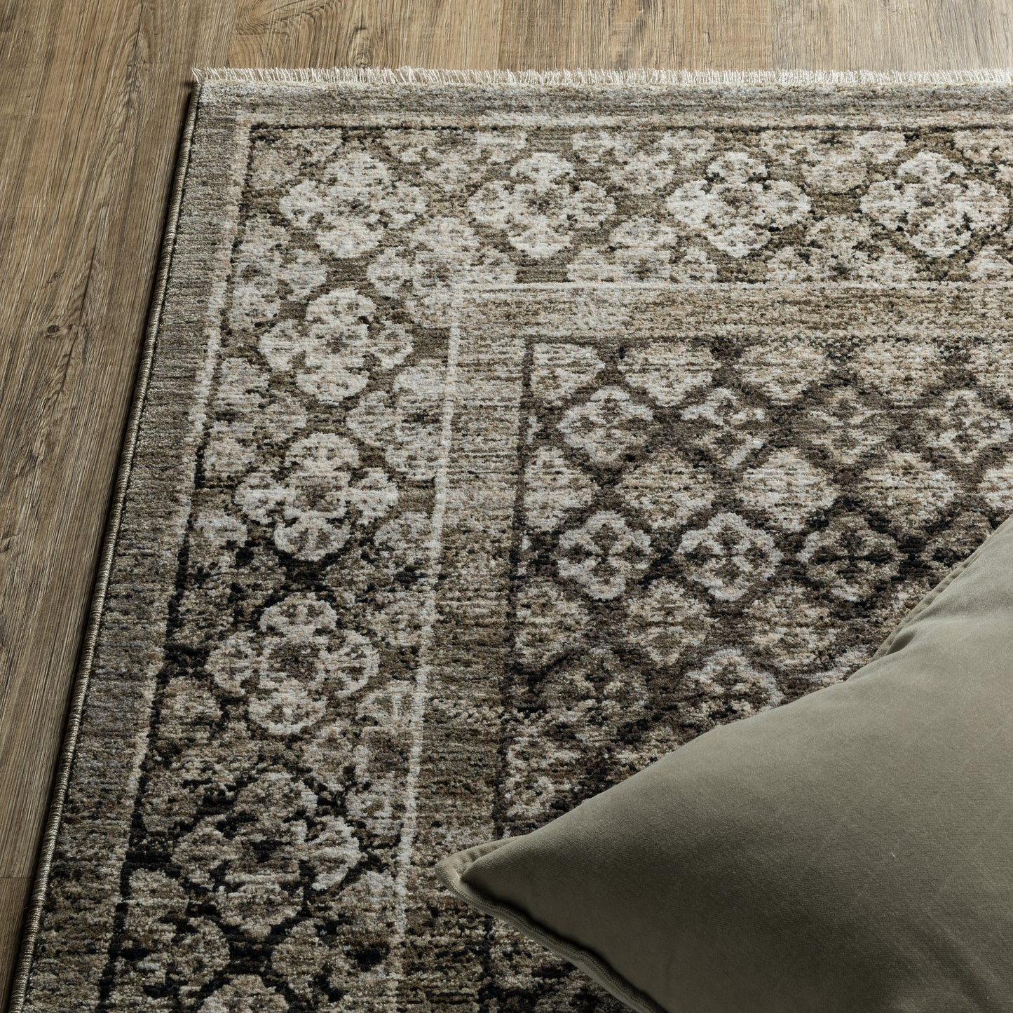 Chamberlain Medallion Grey/ Beige Distressed Cut Pile Rug