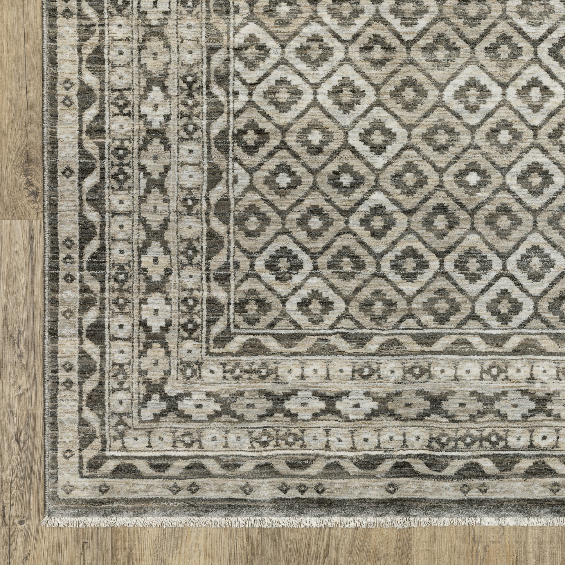 Chamberlain Border Grey/ Black Distressed Cut Pile Rug