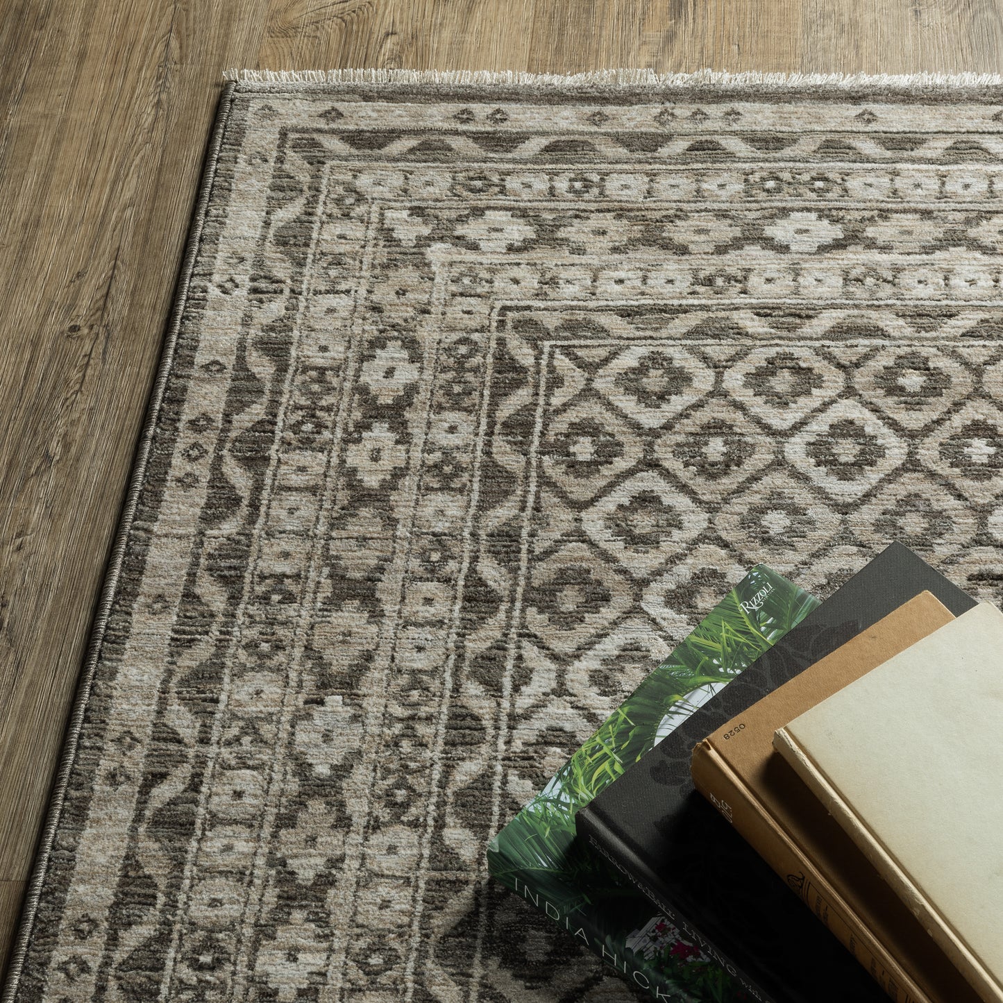 Chamberlain Border Grey/ Black Distressed Cut Pile Rug