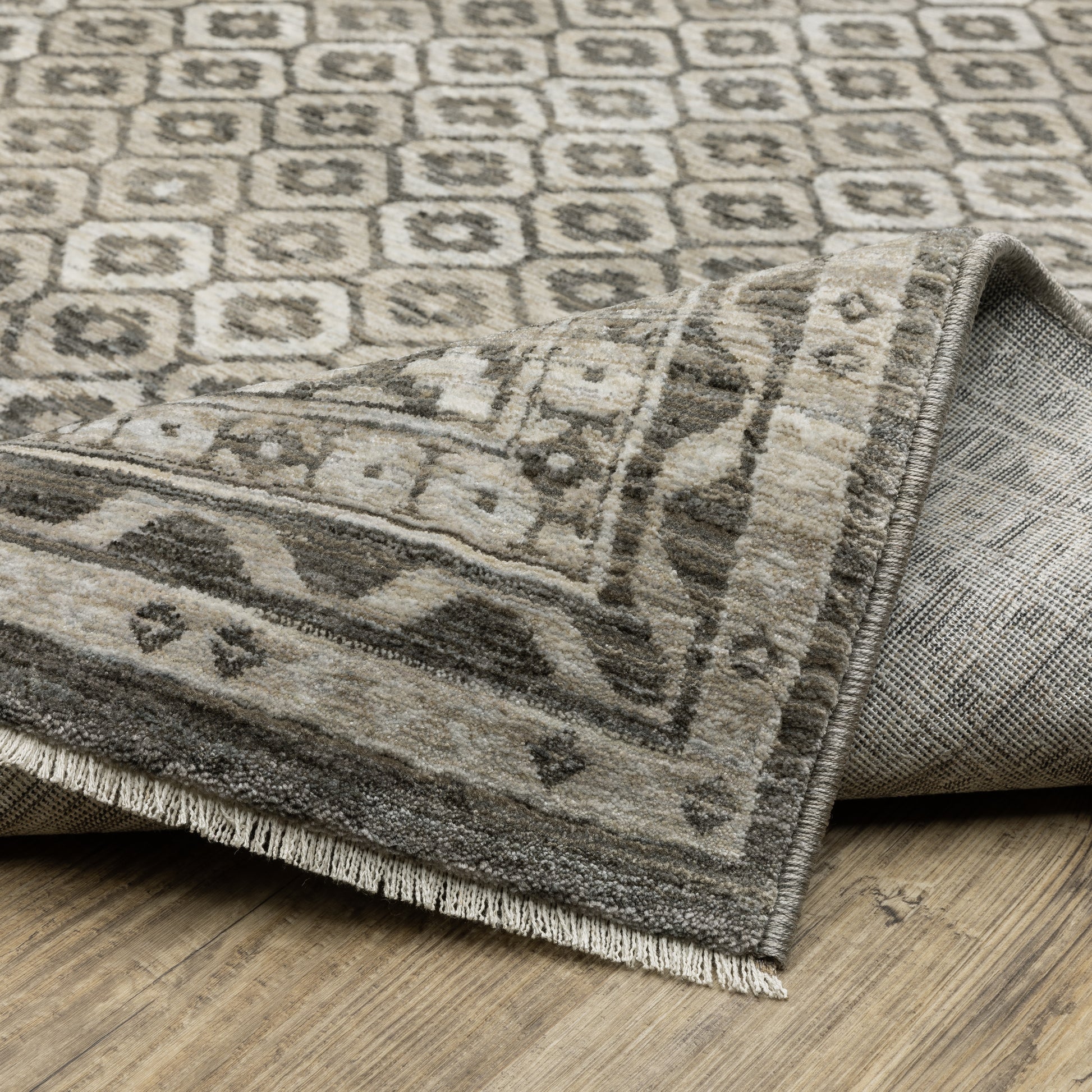 Chamberlain Border Grey/ Black Distressed Cut Pile Rug