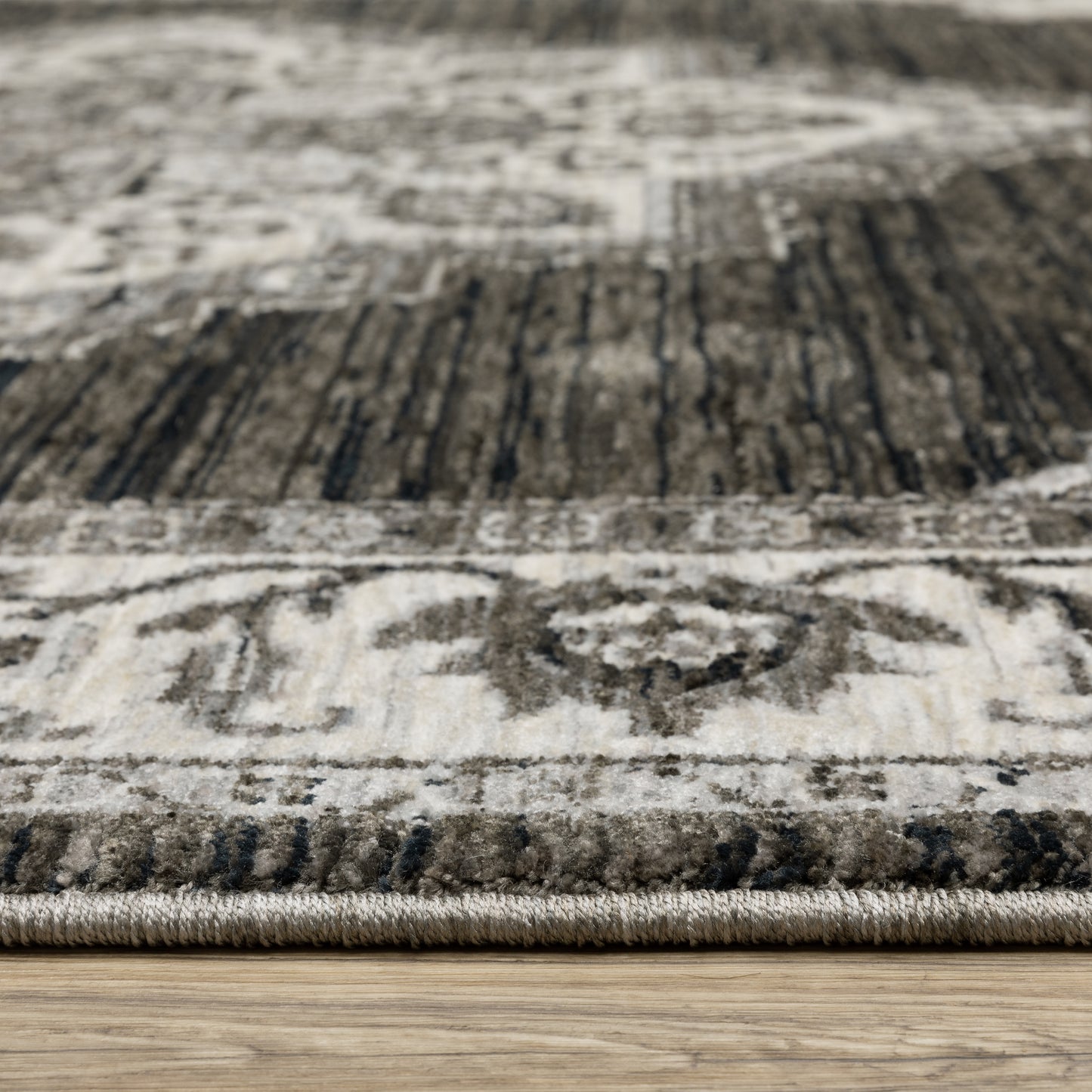 Chamberlain Medallion Charcoal/ Ivory Distressed Cut Pile Rug