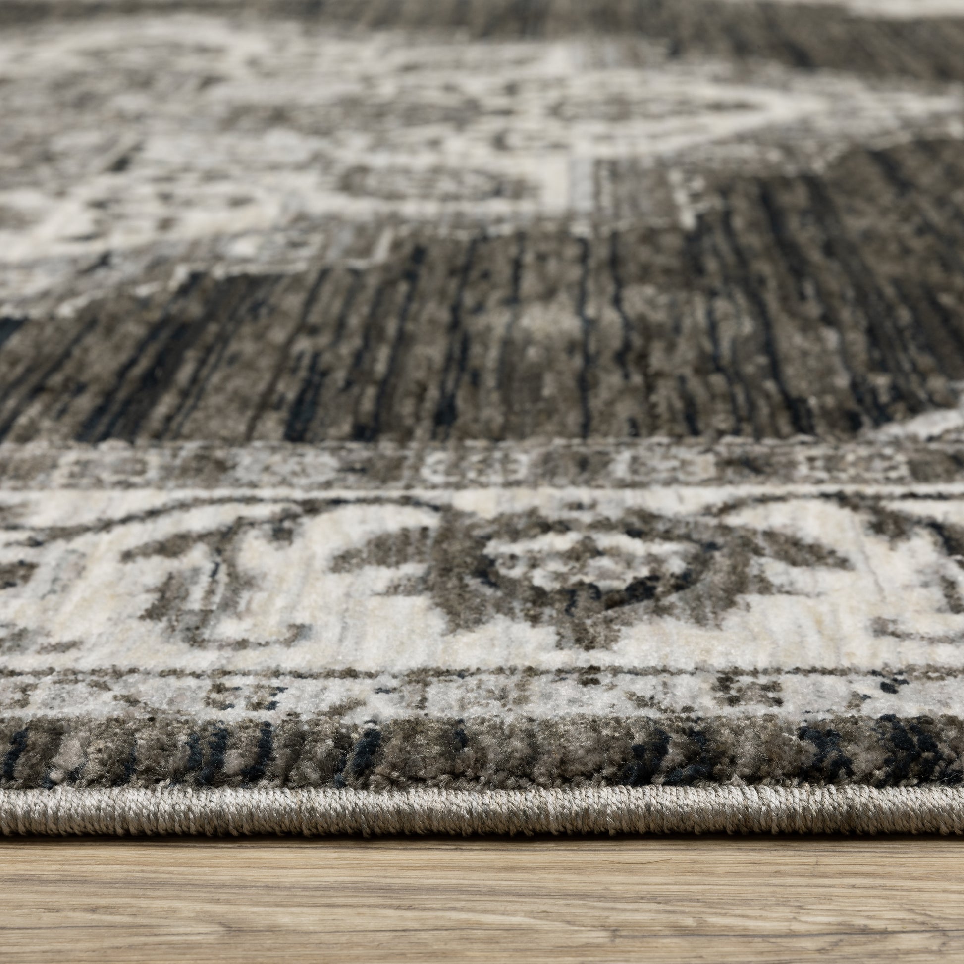 Chamberlain Medallion Charcoal/ Ivory Distressed Cut Pile Rug
