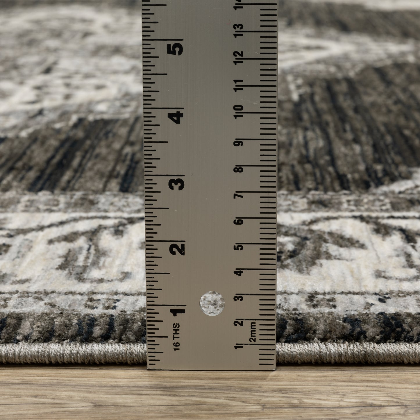 Chamberlain Medallion Charcoal/ Ivory Distressed Cut Pile Rug