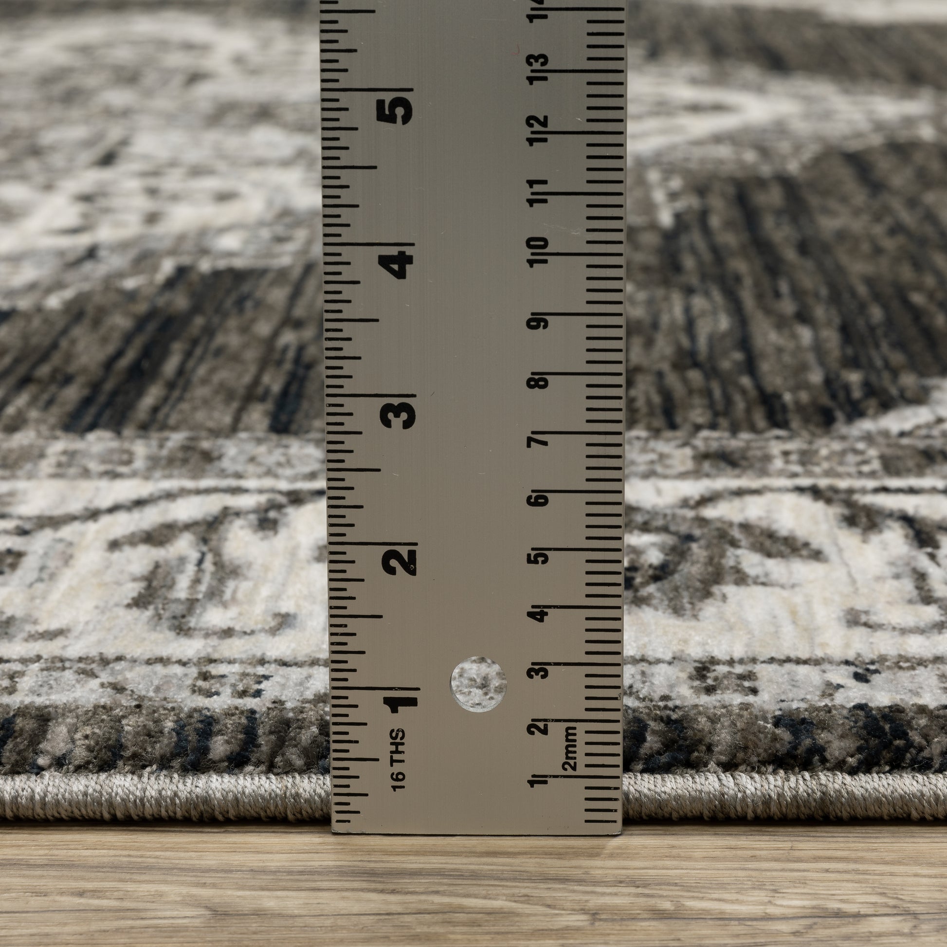 Chamberlain Medallion Charcoal/ Ivory Distressed Cut Pile Rug