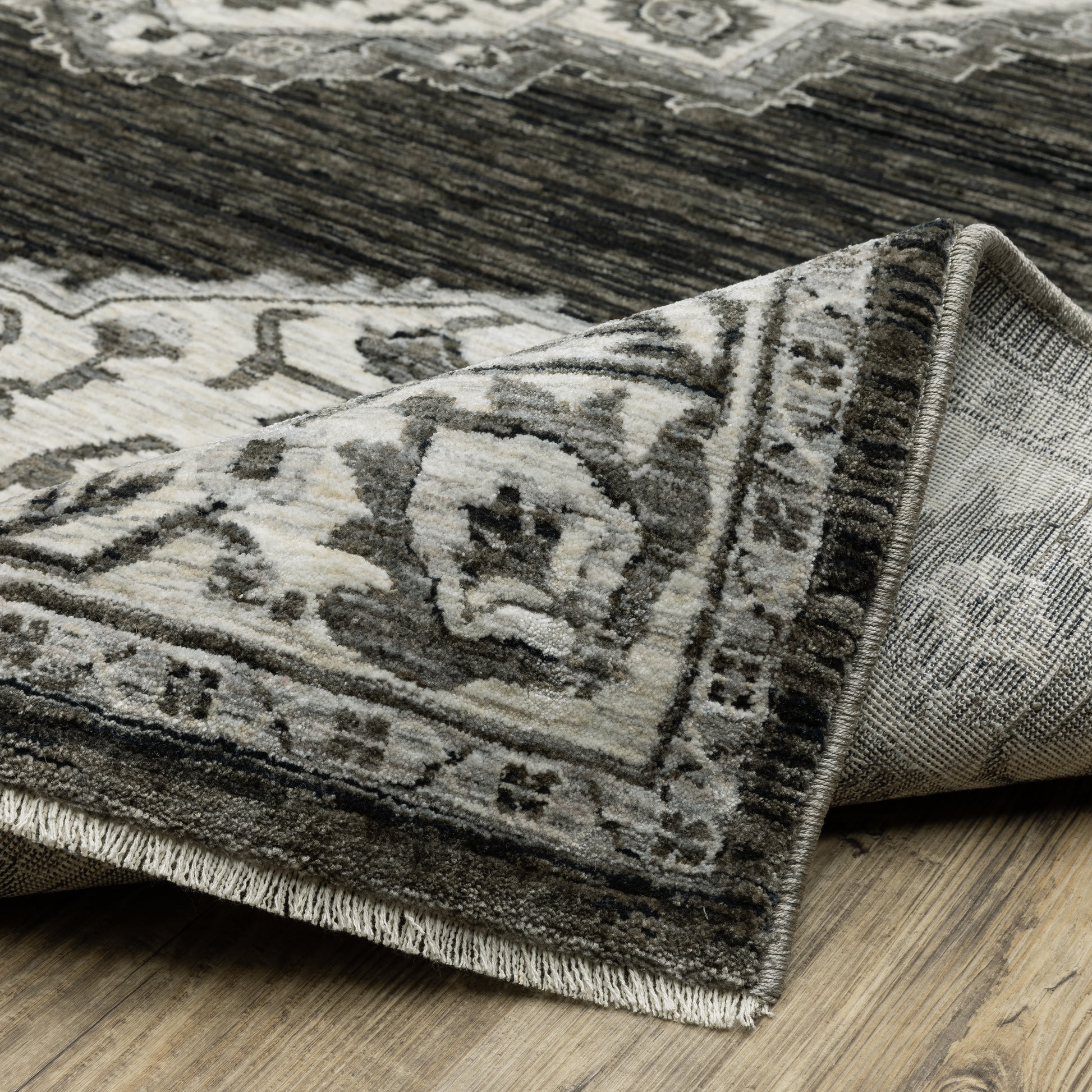 Chamberlain Medallion Charcoal/ Ivory Distressed Cut Pile Rug