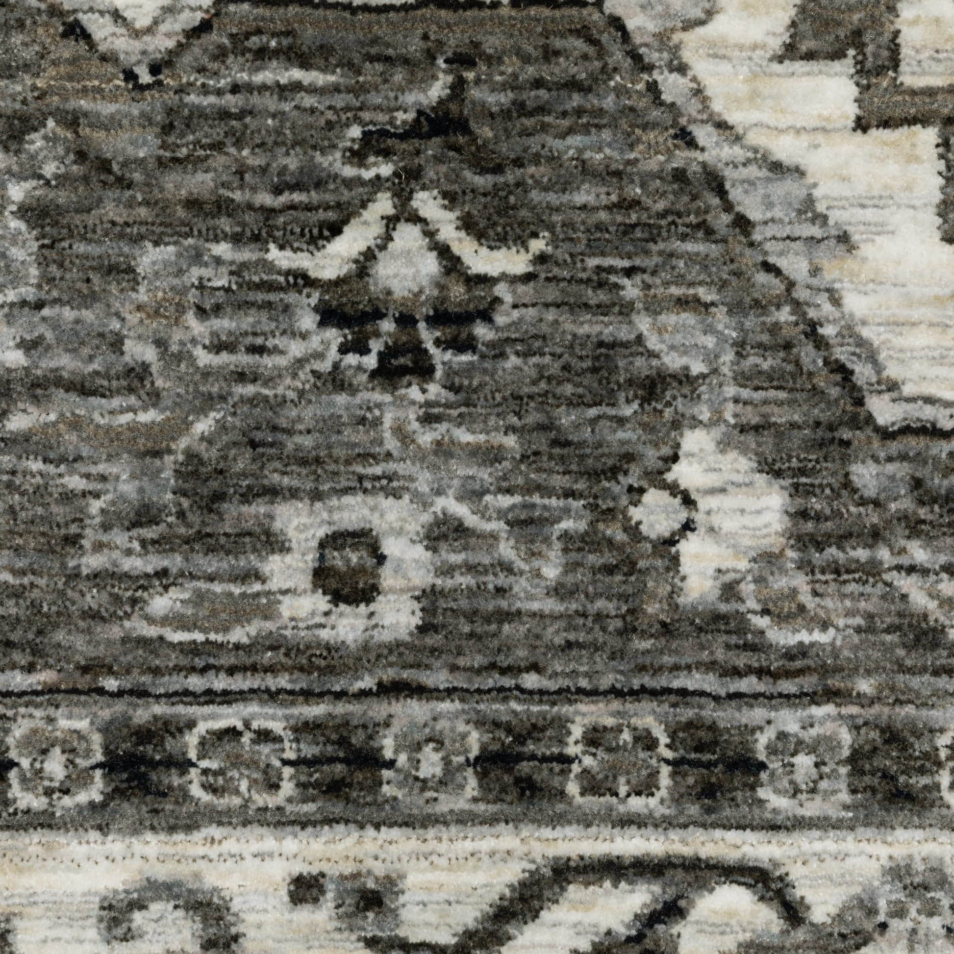 Chamberlain Medallion Charcoal/ Ivory Distressed Cut Pile Rug