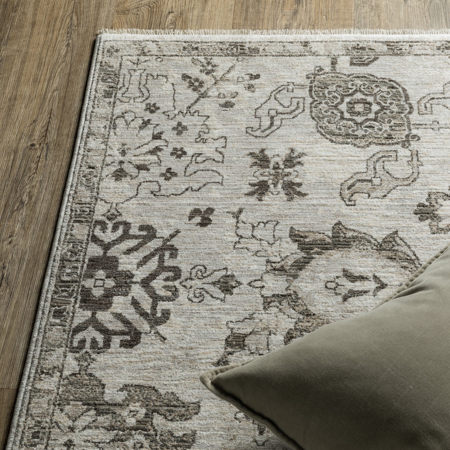 Chamberlain Distressed Ivory/ Grey Floral Cut Pile Rug