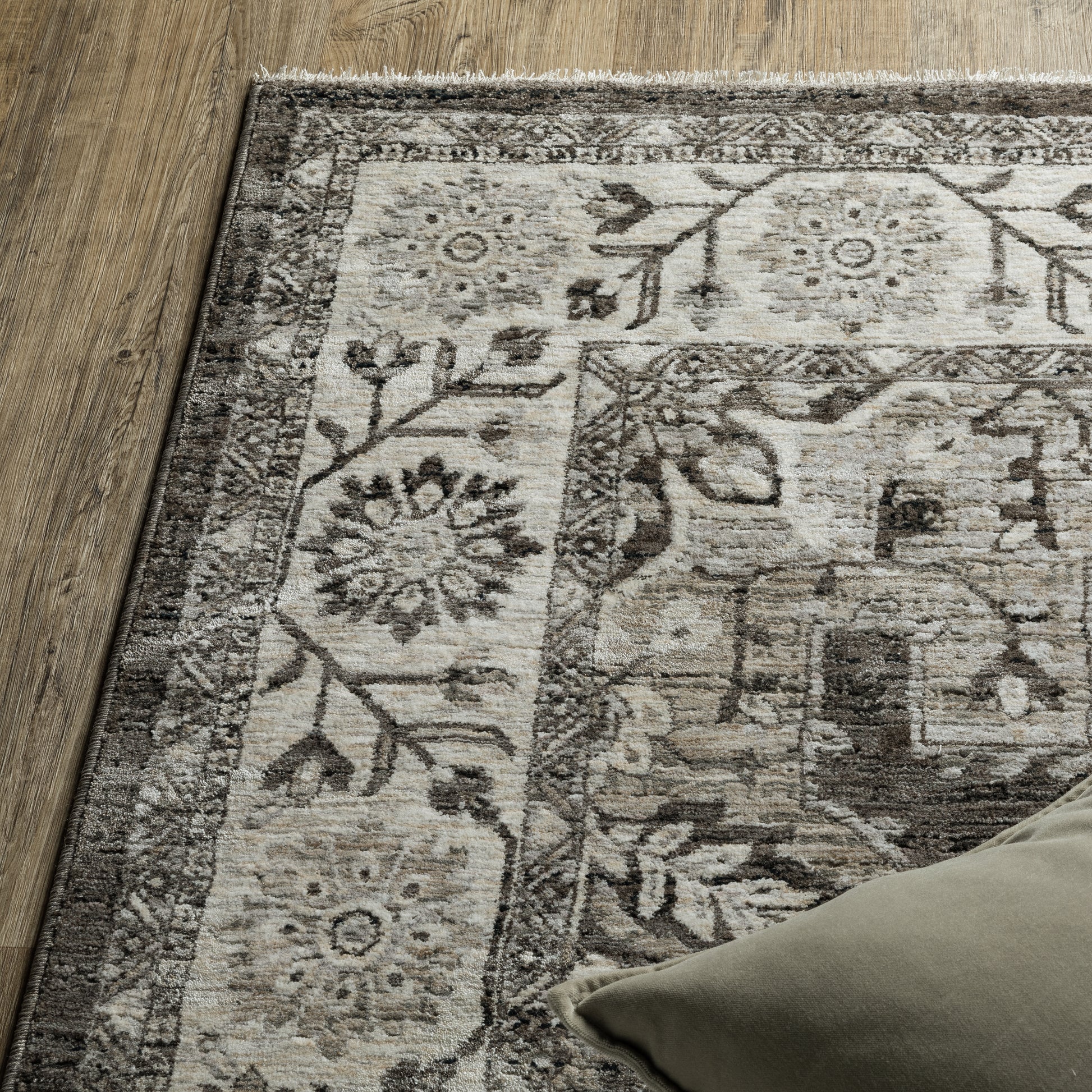 Chamberlain Medallion Grey/ Beige Distressed Cut Pile Rug
