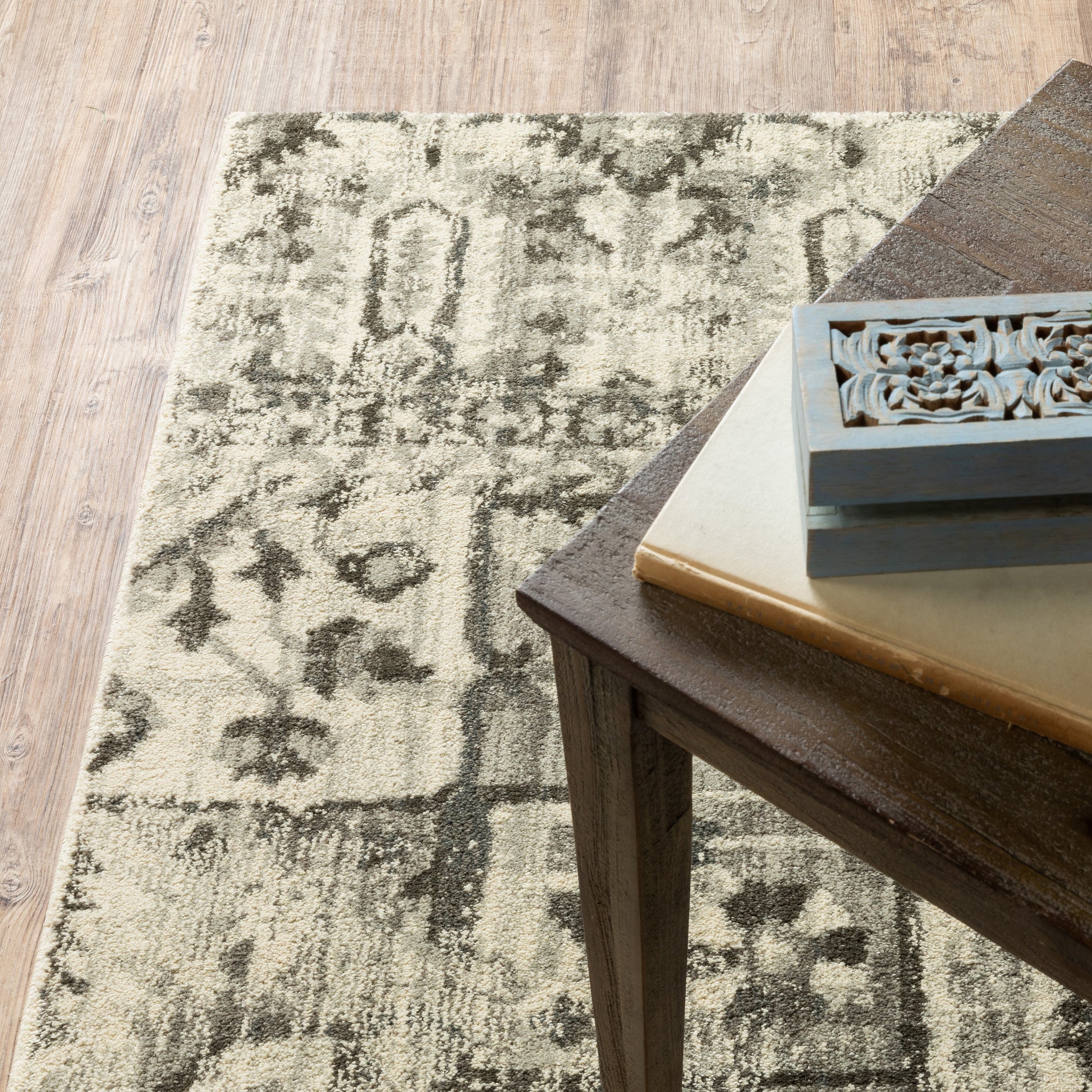 Florence Medallion Charcoal/ Ivory Distressed Cut Pile Rug