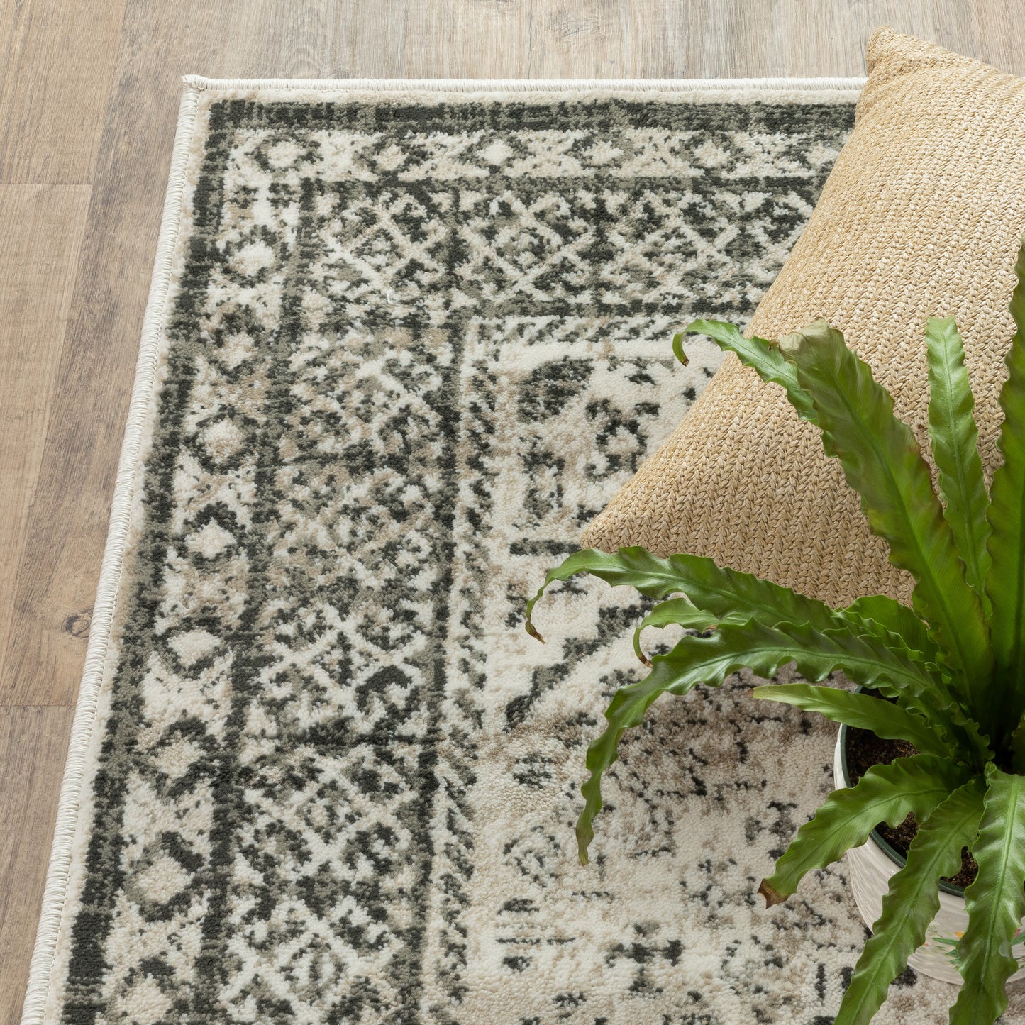 Georgia Medallion Ivory/ Grey Distressed Cut Pile Rug