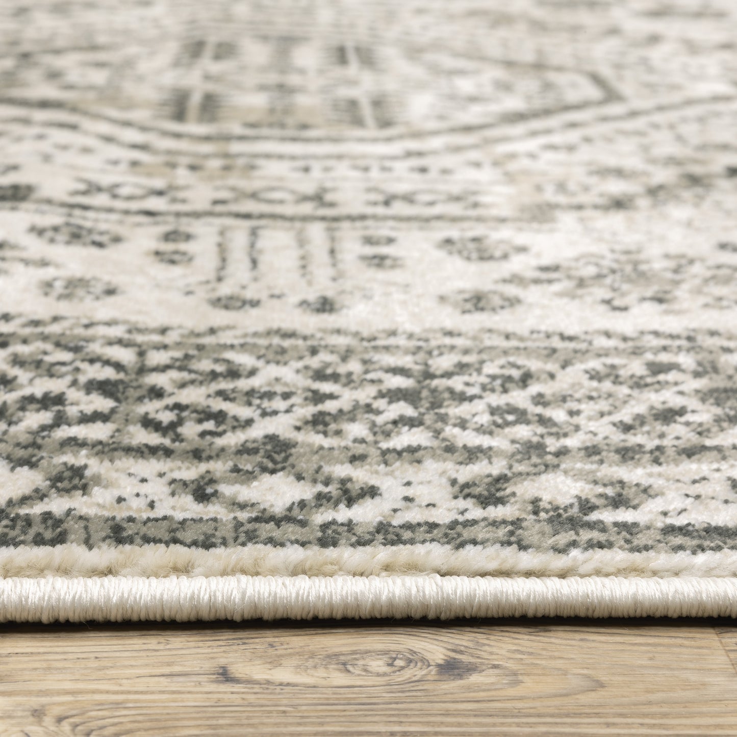 Georgia Medallion Ivory/ Grey Distressed Cut Pile Rug