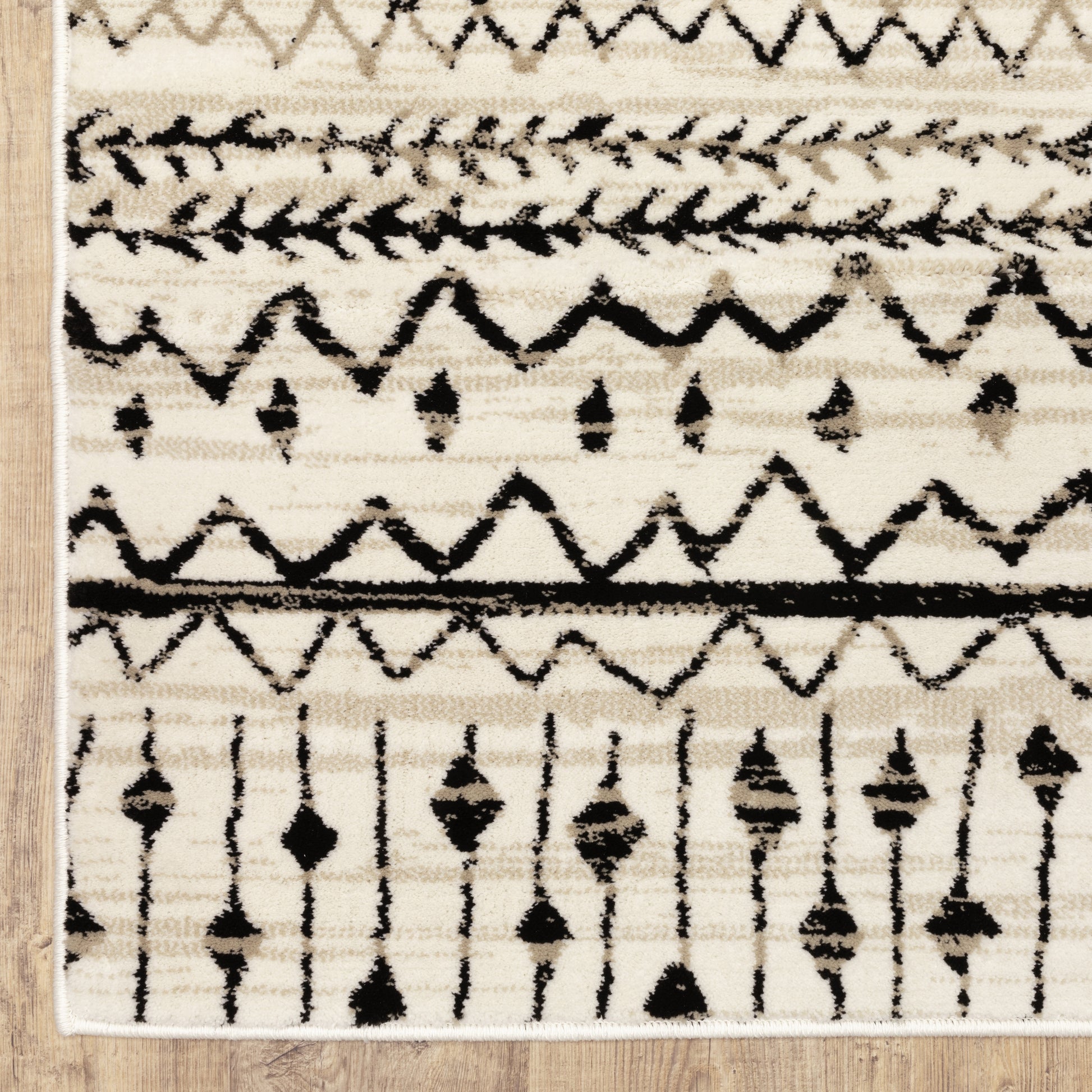 Georgia Tribal Ivory/ Black Distressed Cut Pile Rug