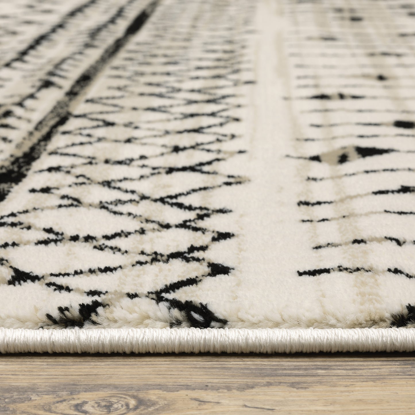 Georgia Tribal Ivory/ Black Distressed Cut Pile Rug