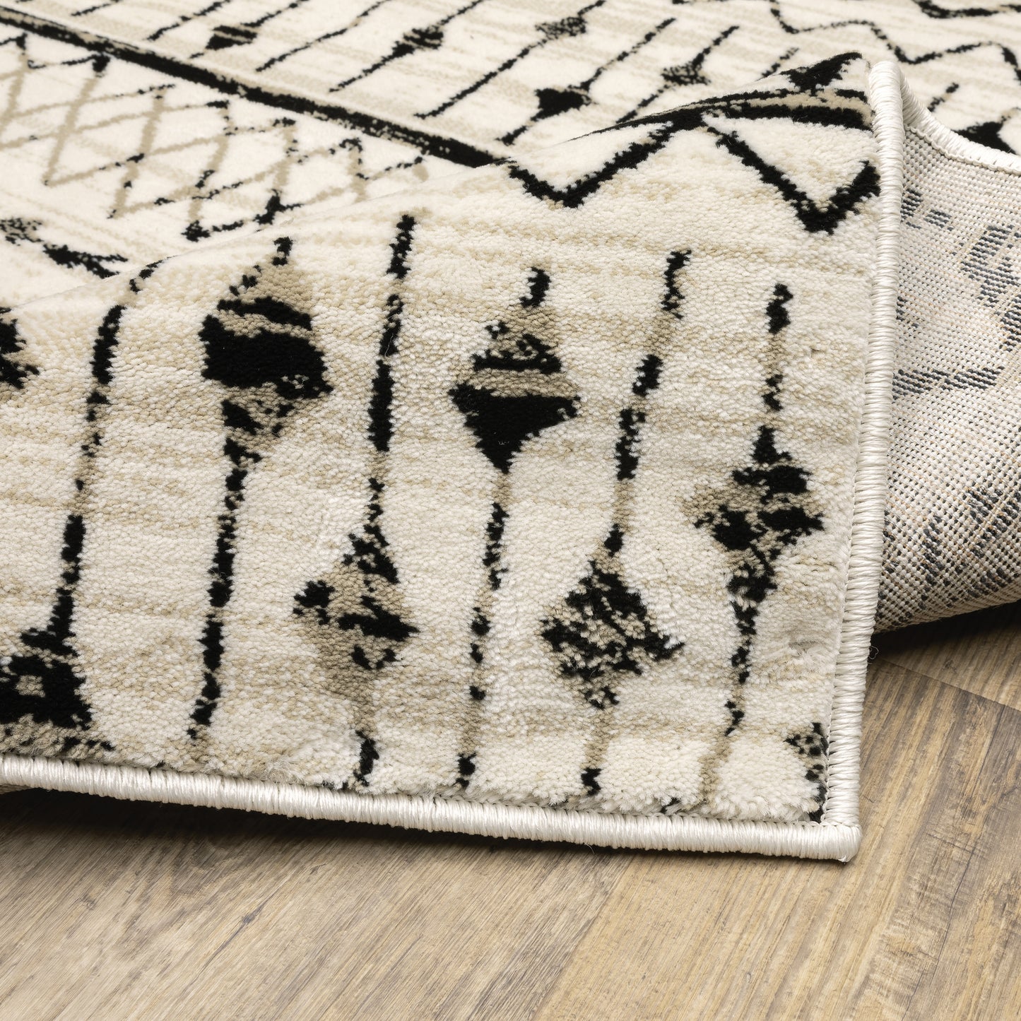 Georgia Tribal Ivory/ Black Distressed Cut Pile Rug