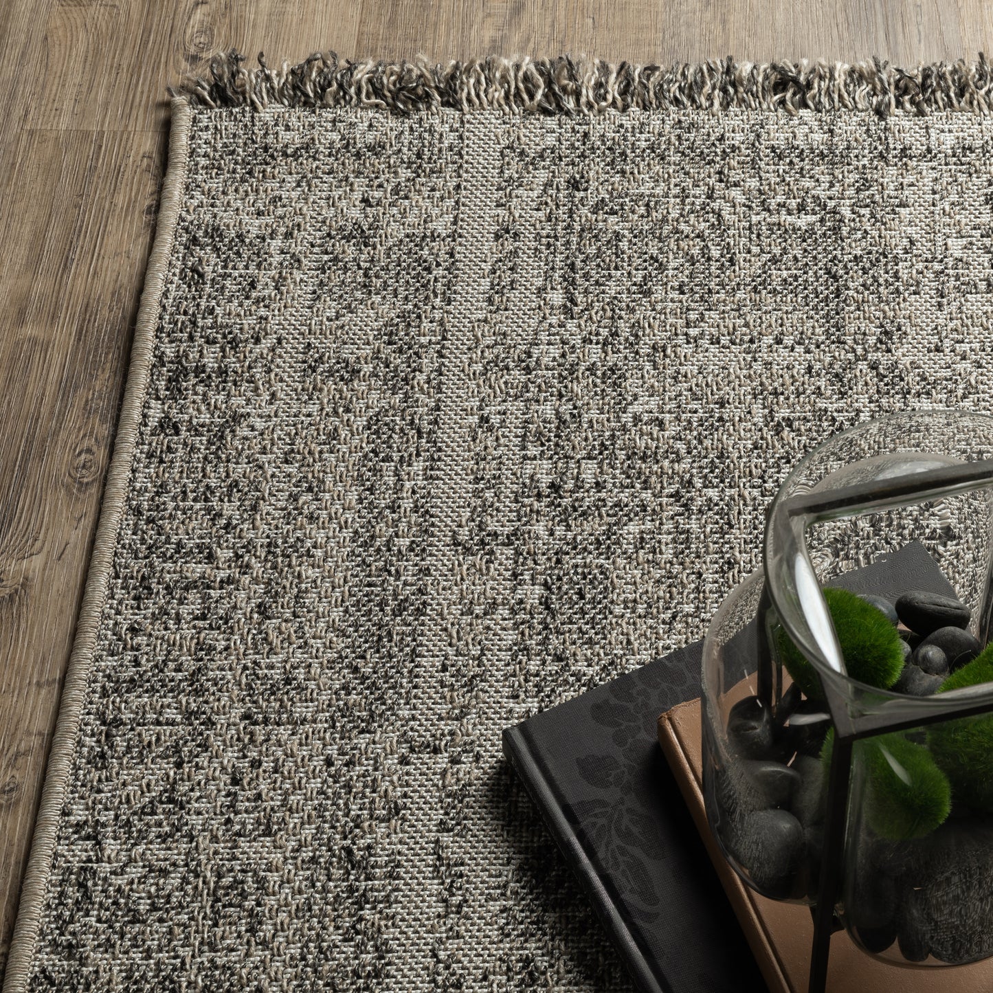 Gillian Distressed Beige/ Black Solid Flat Weave Rug