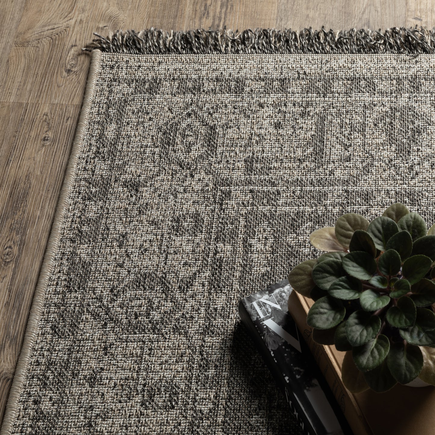 Gillian Medallion Beige/ Black Distressed Flat Weave Rug