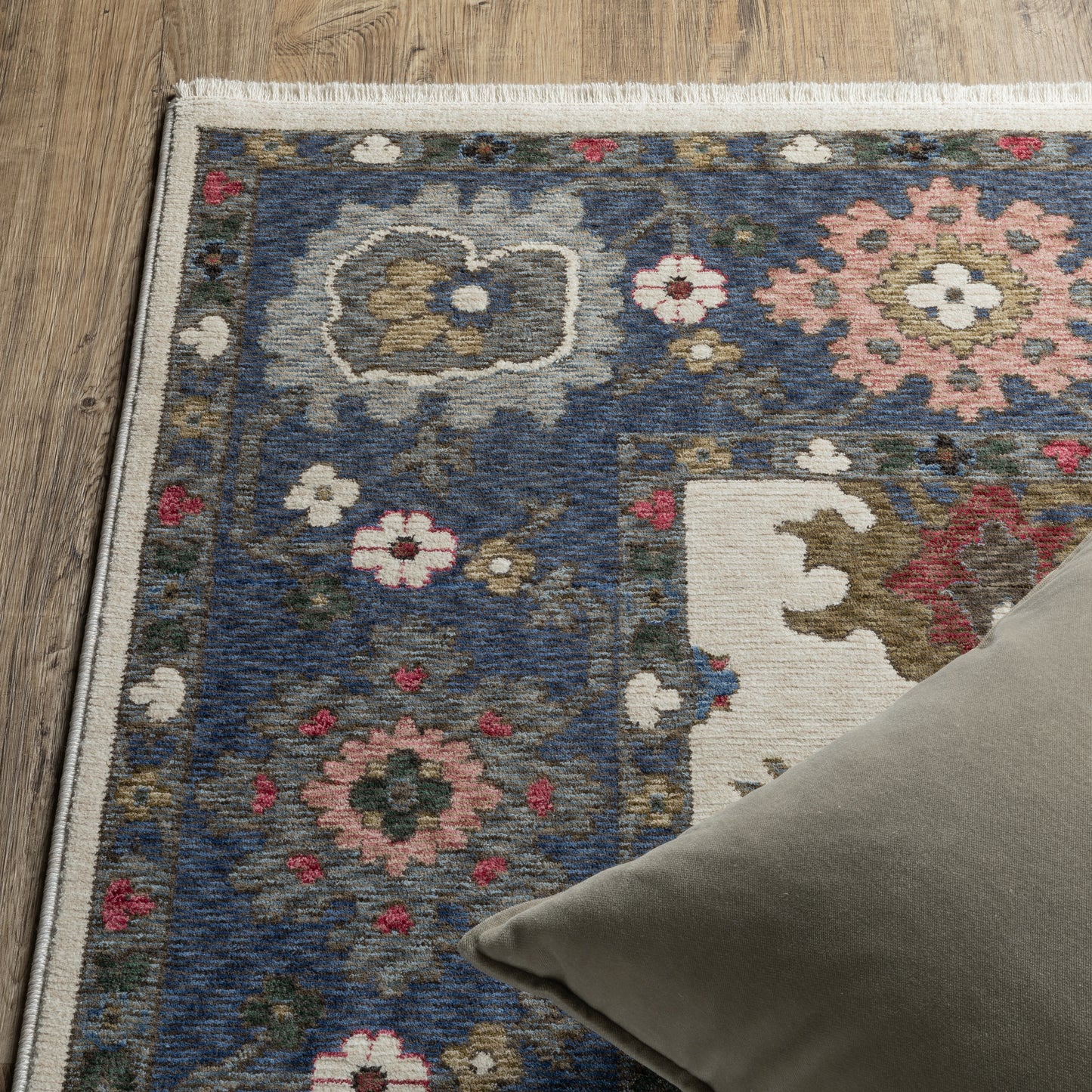 Hastings Floral Ivory/ Blue Cut Pile Rug