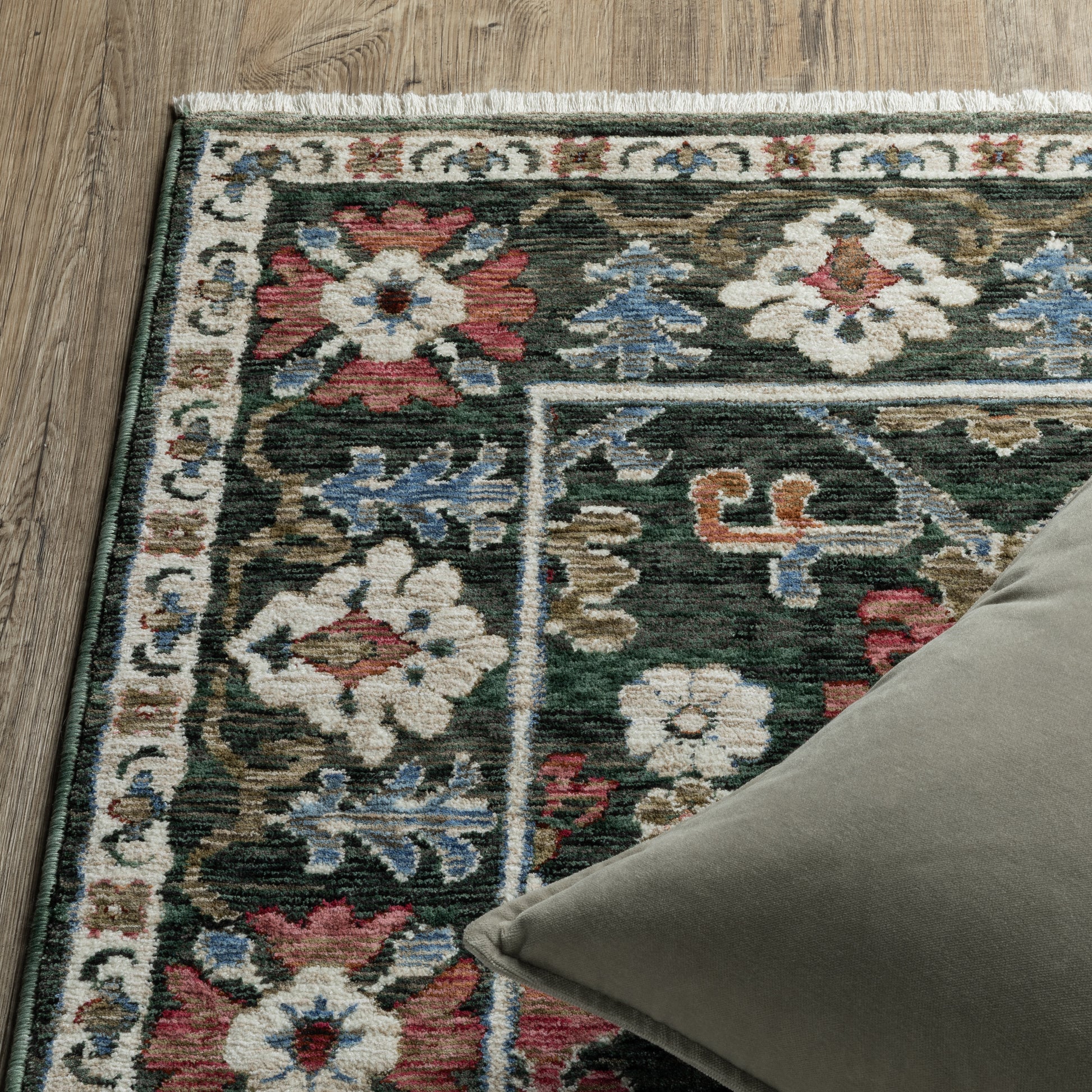 Hastings Medallion Green/ Pink Floral Cut Pile Rug