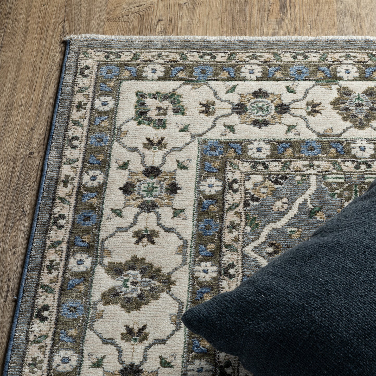 Hastings Floral Blue/ Ivory Oriental Cut Pile Rug