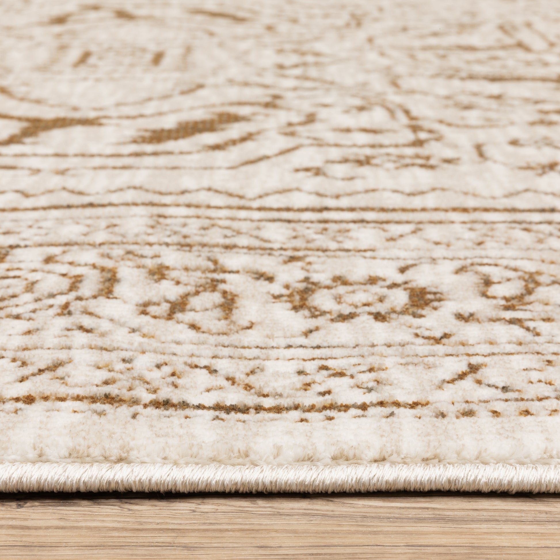 Intrigue Medallion Ivory/ Gold Oriental Cut Pile Rug