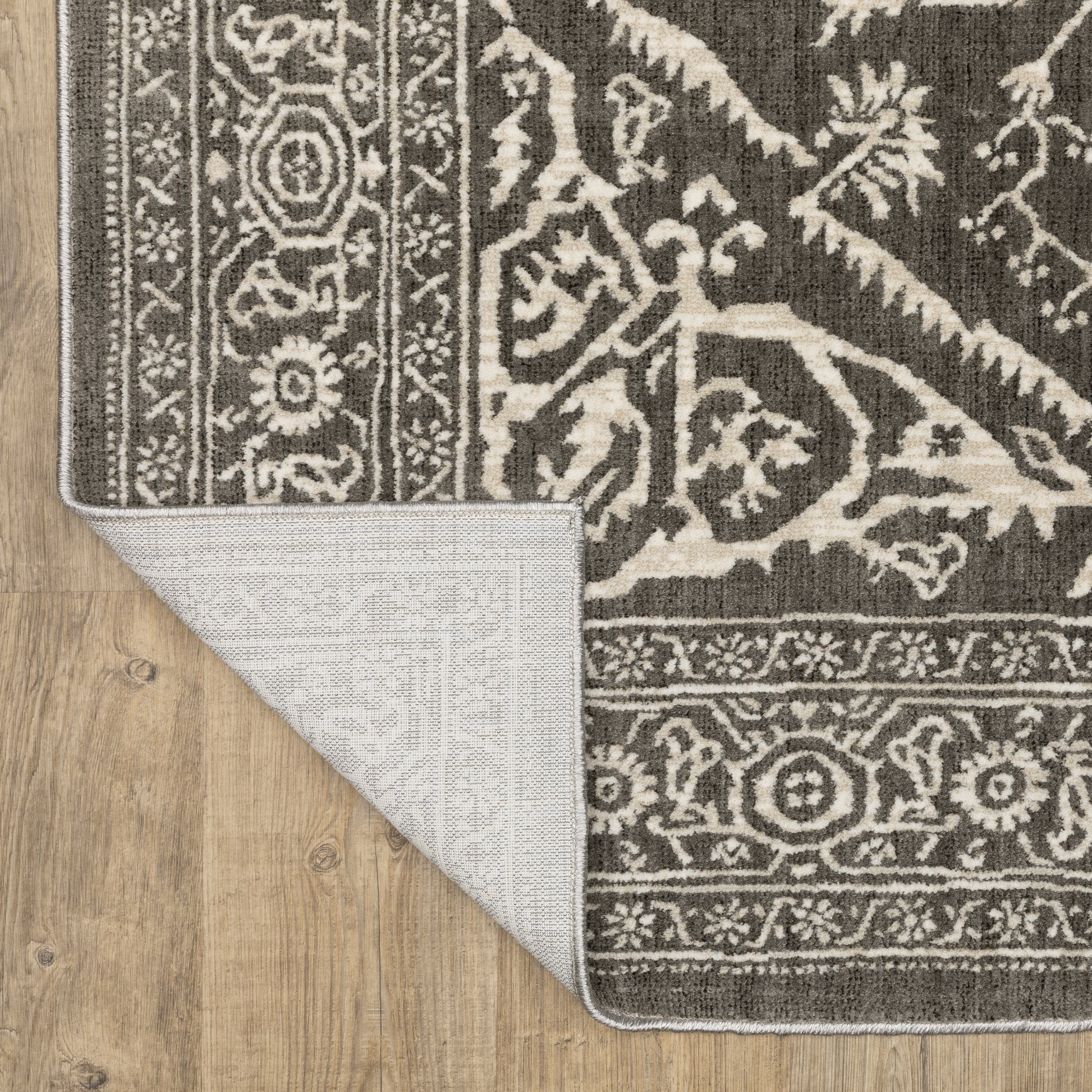 Intrigue Medallion Grey/ Ivory Oriental Cut Pile Rug