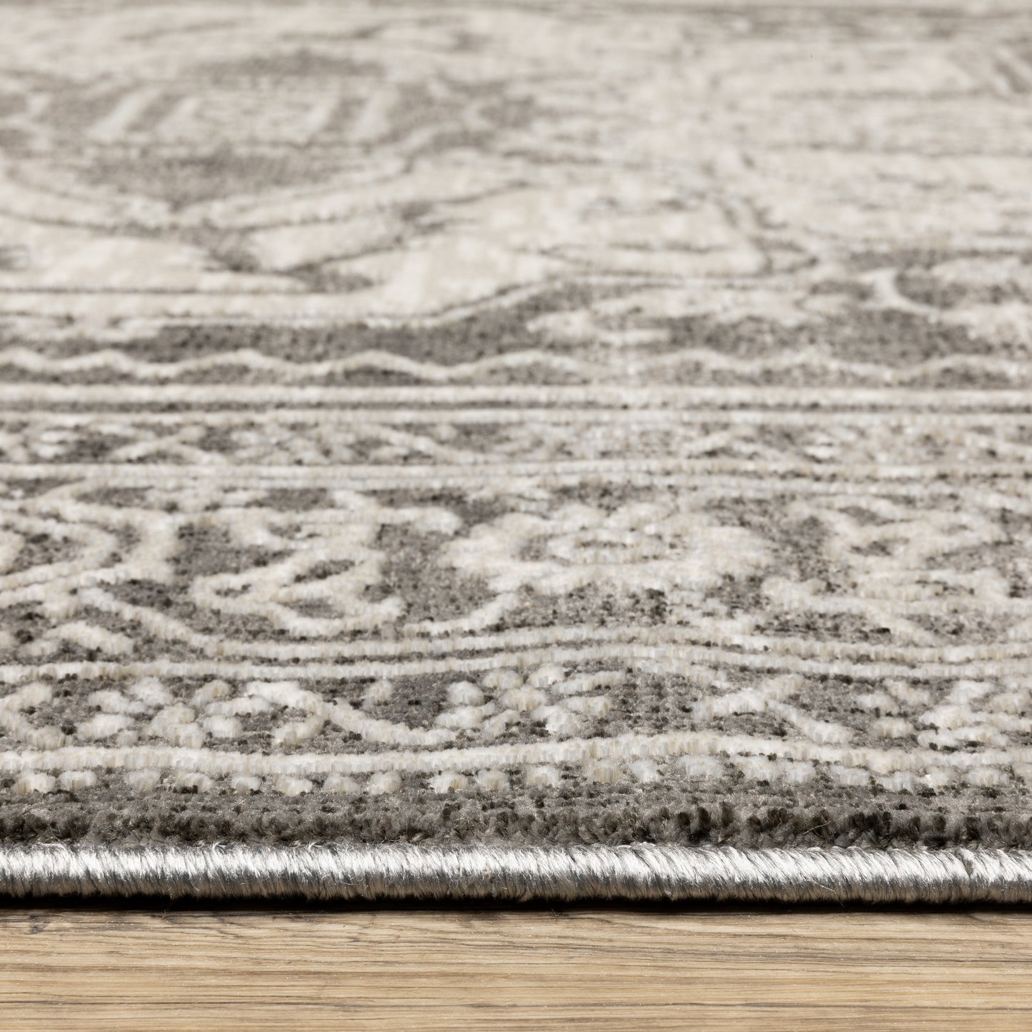 Intrigue Medallion Grey/ Ivory Oriental Cut Pile Rug