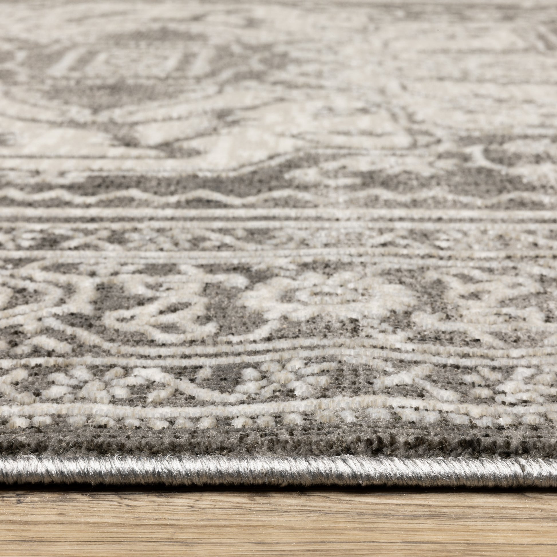 Intrigue Medallion Grey/ Ivory Oriental Cut Pile Rug