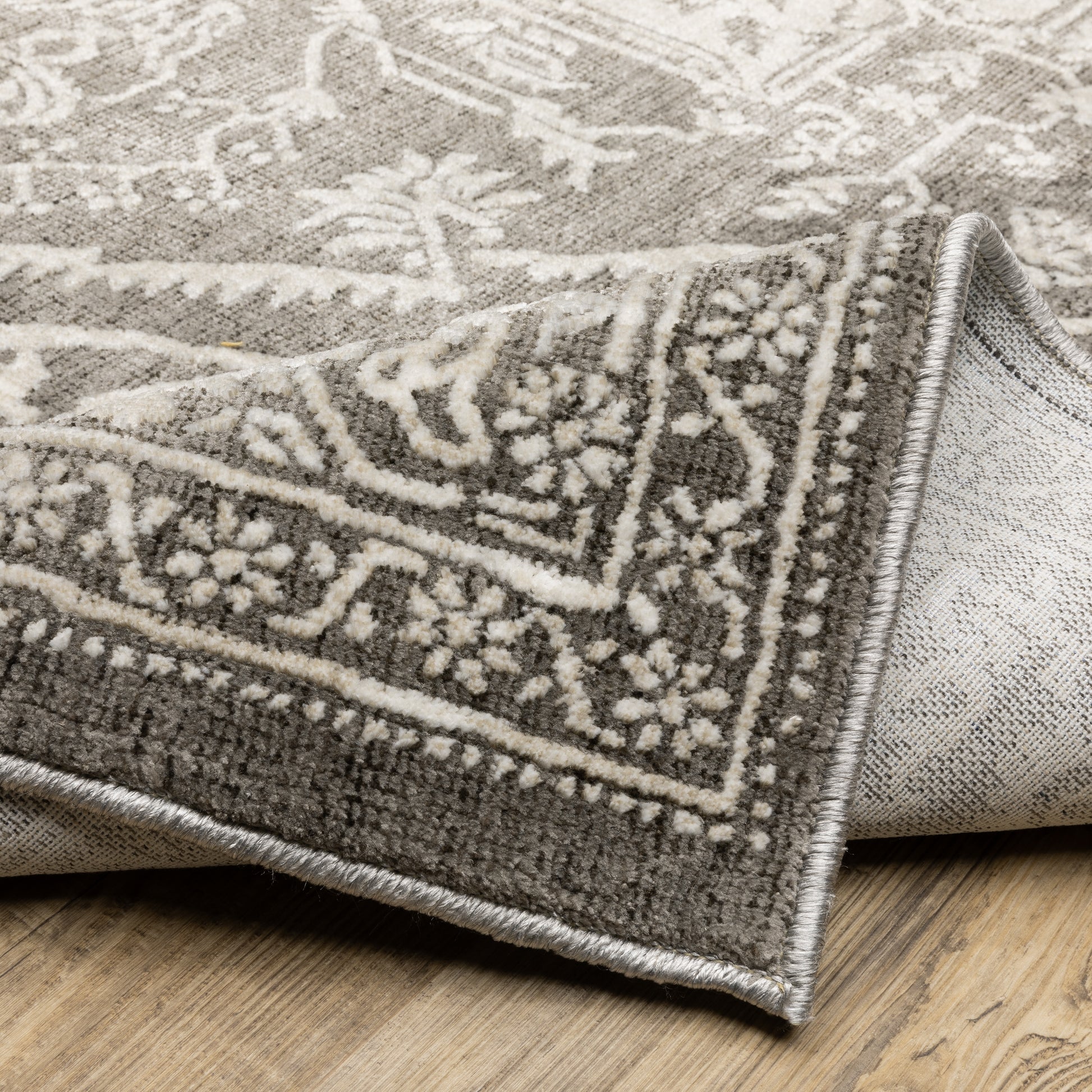 Intrigue Medallion Grey/ Ivory Oriental Cut Pile Rug