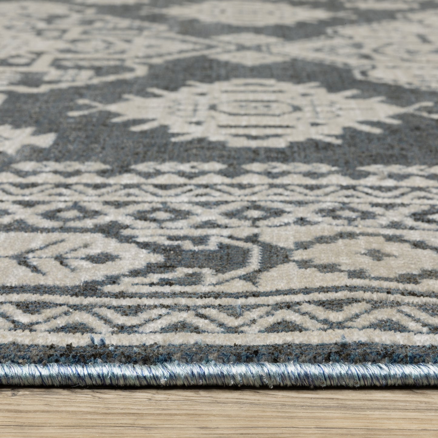 Intrigue Medallion Blue/ Beige Oriental Cut Pile Rug