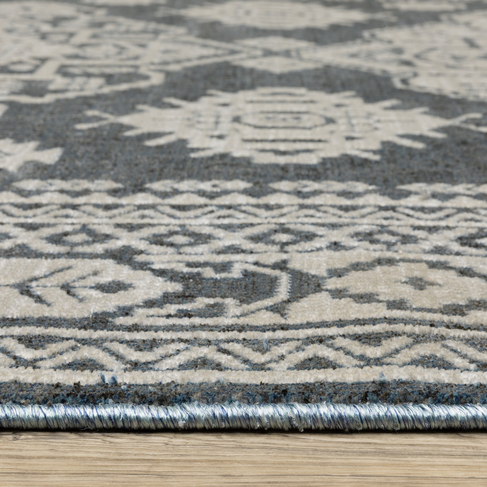 Intrigue Medallion Blue/ Beige Oriental Cut Pile Rug