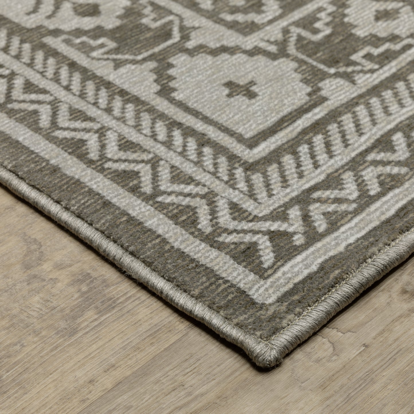 Intrigue INT06 Grey Medallion Rug