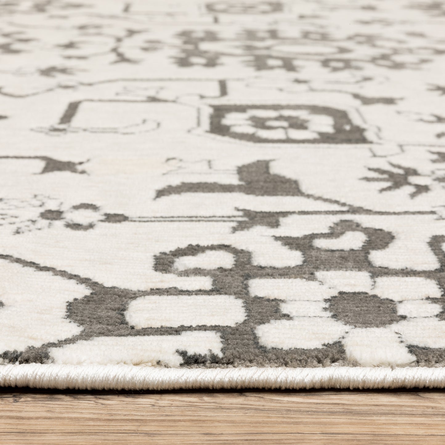 Intrigue Floral Ivory/ Grey Oriental Cut Pile Rug