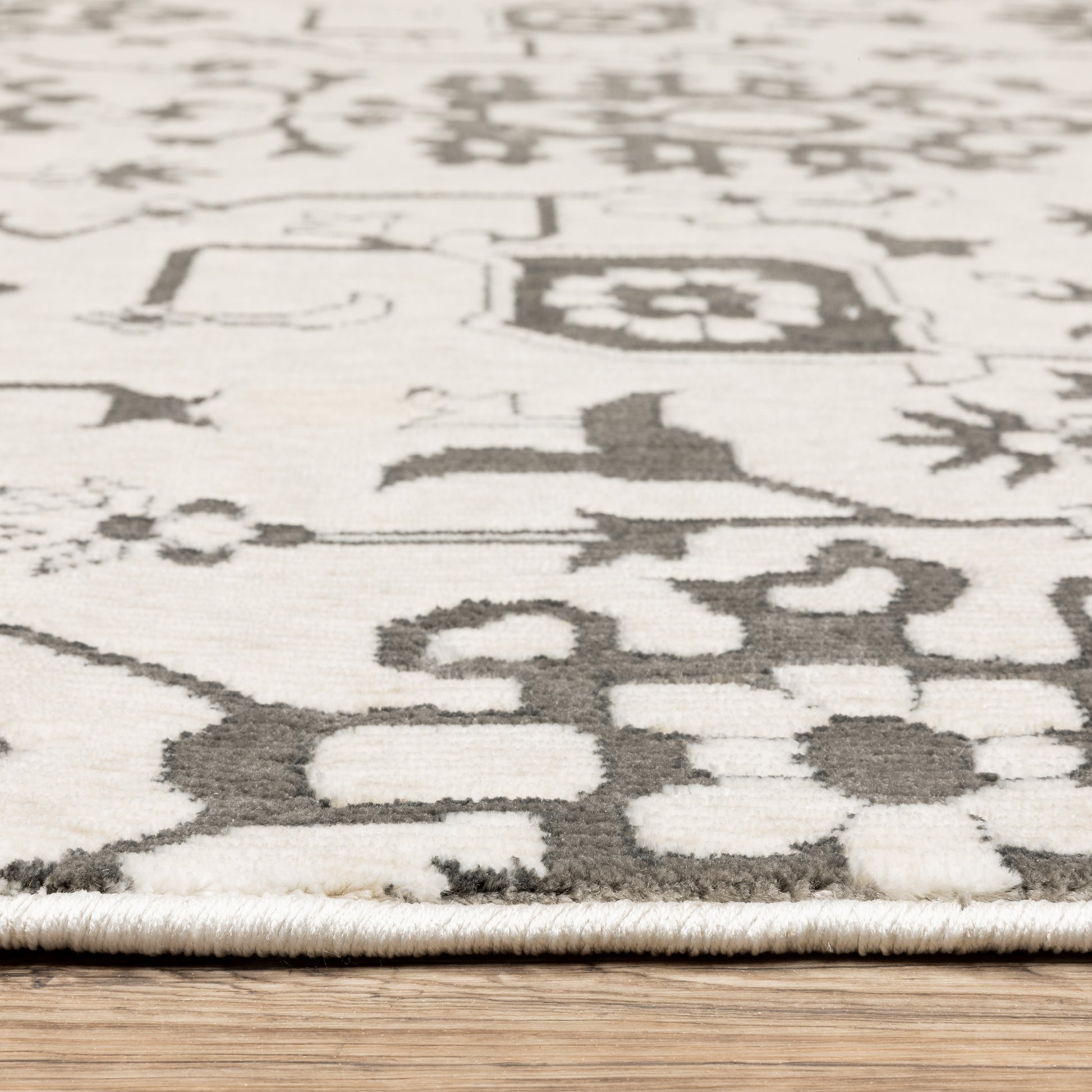 Intrigue Floral Ivory/ Grey Oriental Cut Pile Rug