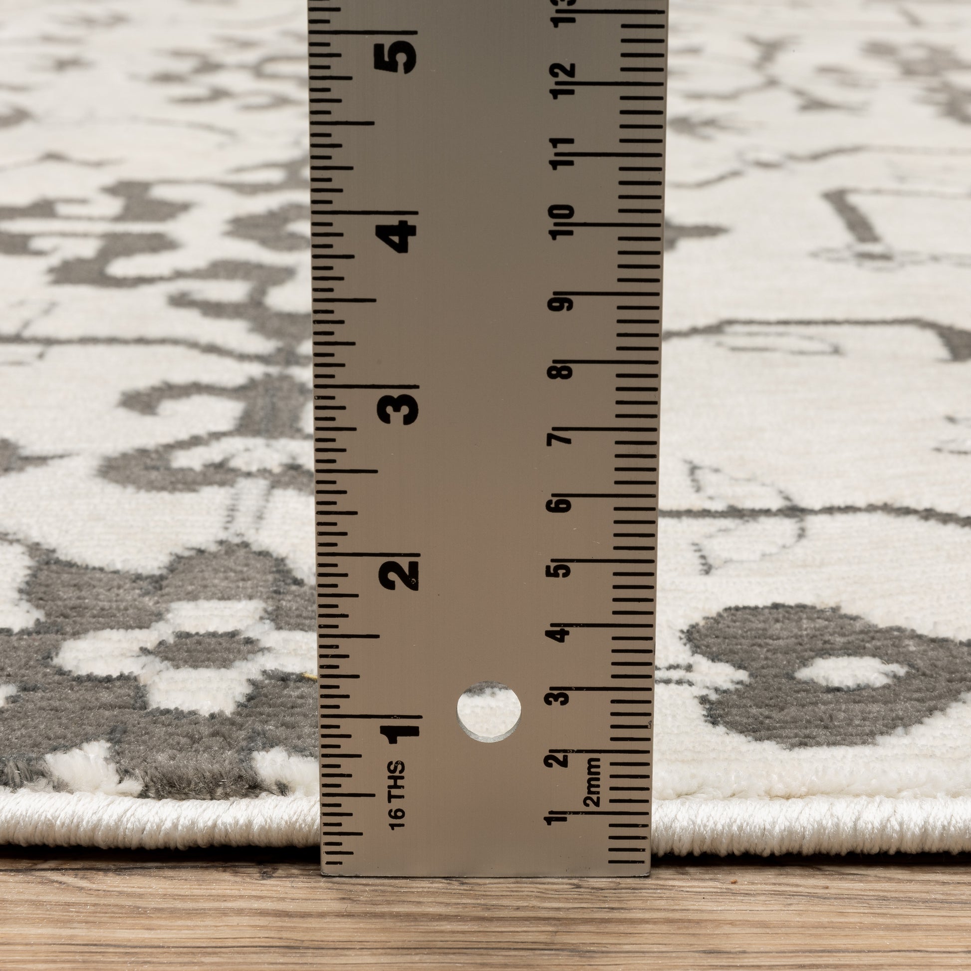 Intrigue Floral Ivory/ Grey Oriental Cut Pile Rug