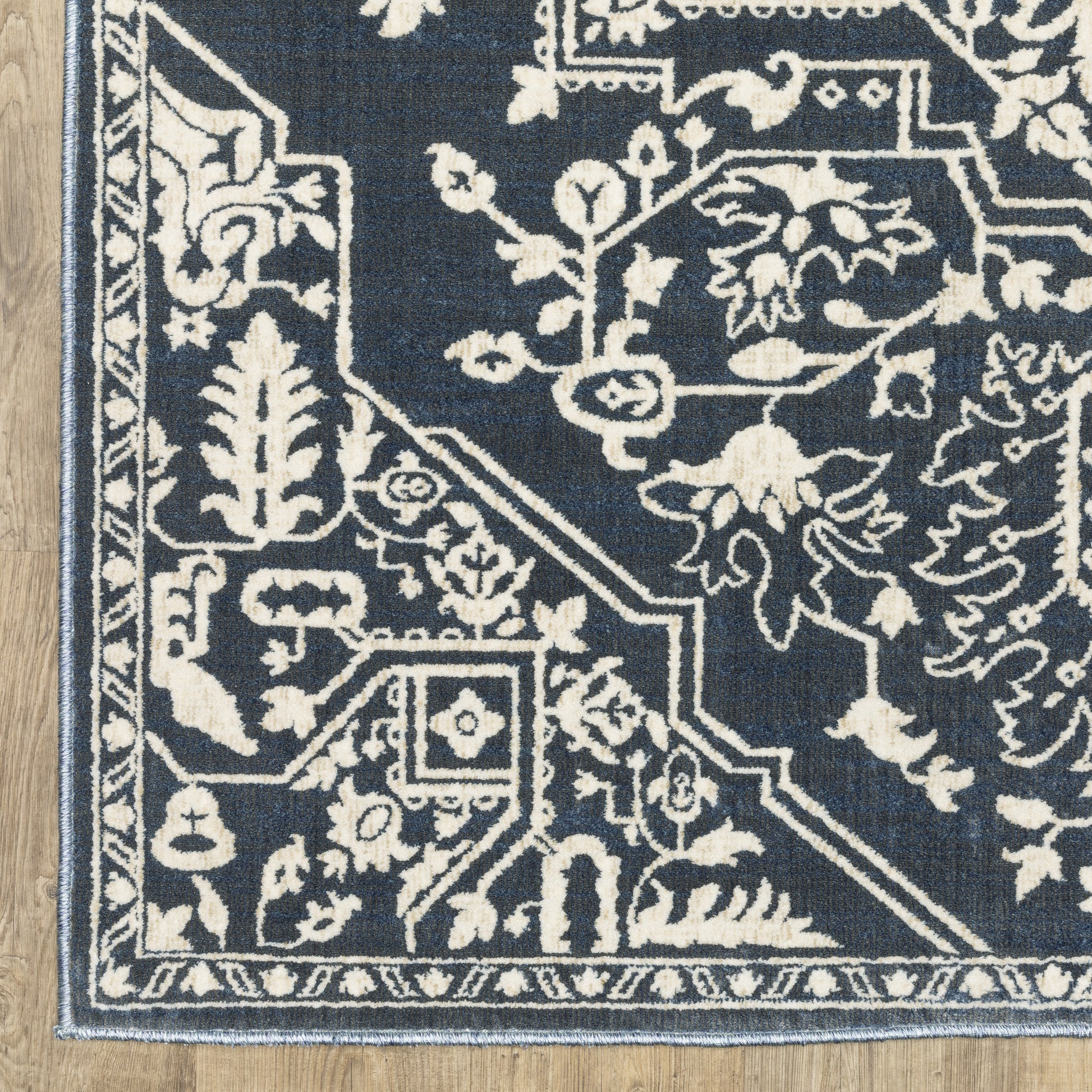 Intrigue Medallion Blue/ Ivory Oriental Cut Pile Rug