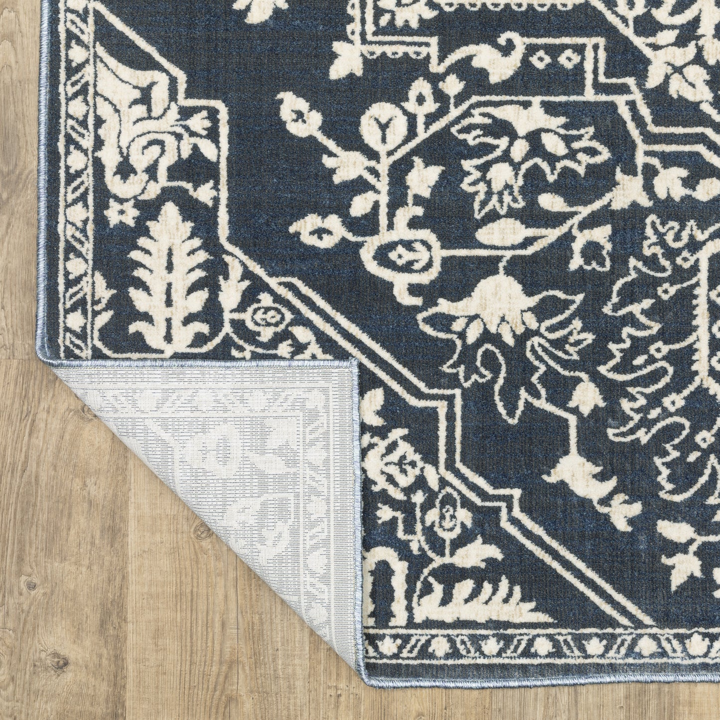 Intrigue Medallion Blue/ Ivory Oriental Cut Pile Rug