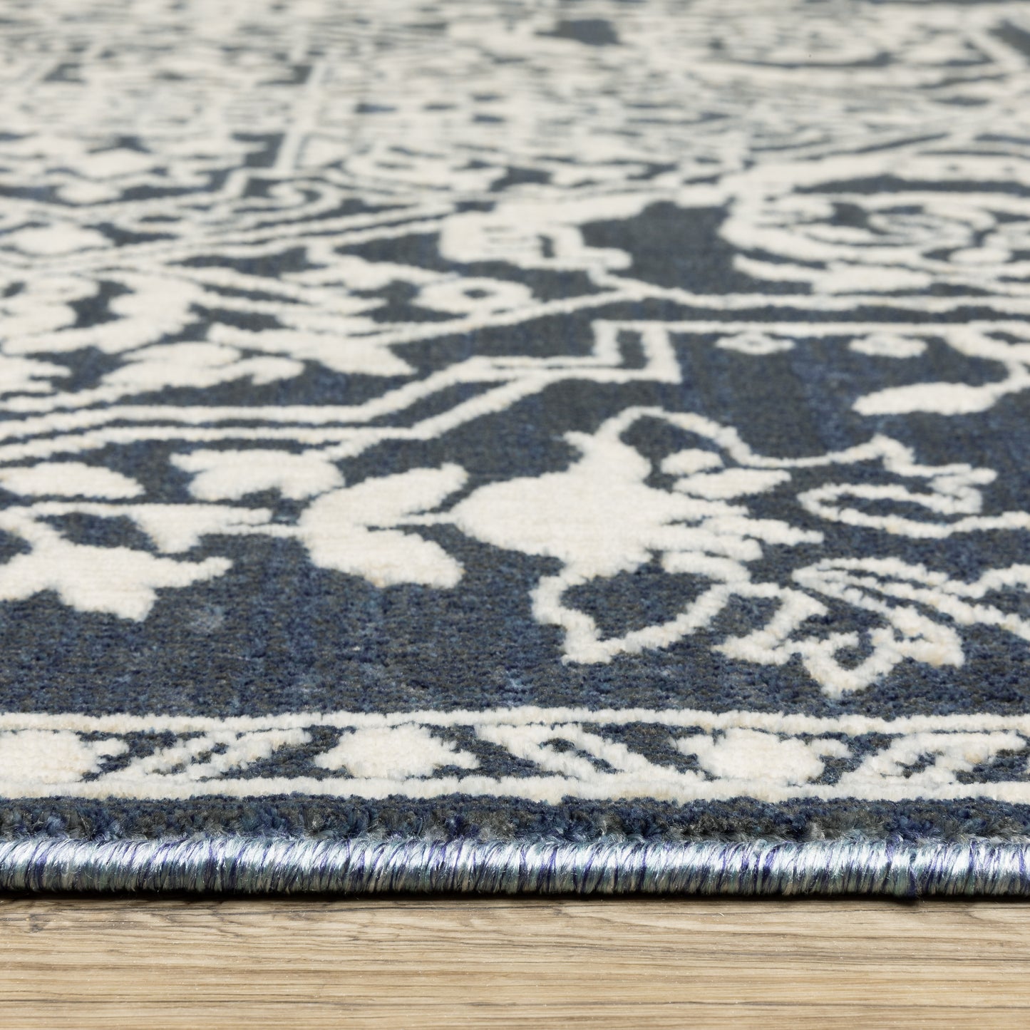 Intrigue Medallion Blue/ Ivory Oriental Cut Pile Rug